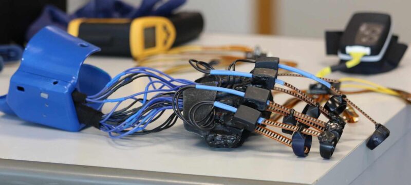 Talking Hands: interfaccia mano-voce basata su sensori, algoritmi e sintesi audio per tradurre la lingua dei segni, soluzione di assistive technology orientata a accessibilità, autonomia e comunicazione efficace