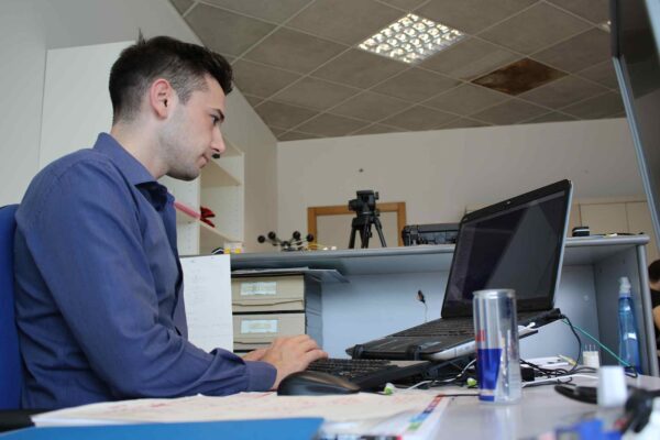 Talking Hands: tecnologia wearable con sensori inerziali e software di interpretazione gestuale per trasformare i movimenti della mano in parole, strumento pensato per ridurre barriere comunicative quotidiane