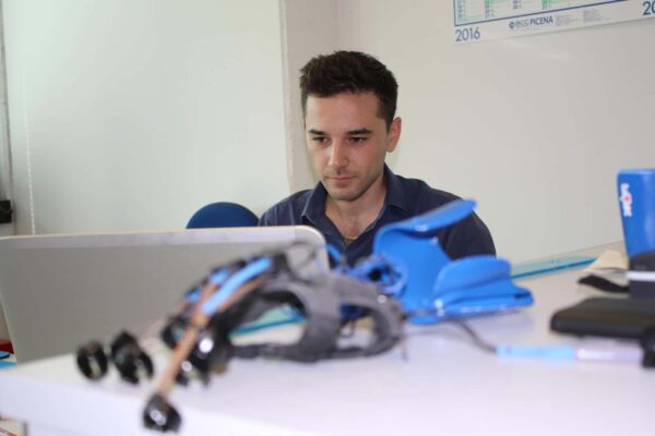 Talking Hands: dispositivo indossabile per riconoscimento dei gesti della lingua dei segni e conversione in output vocale su smartphone, progetto di innovazione digitale per accessibilità e dialogo tra sordi e udenti