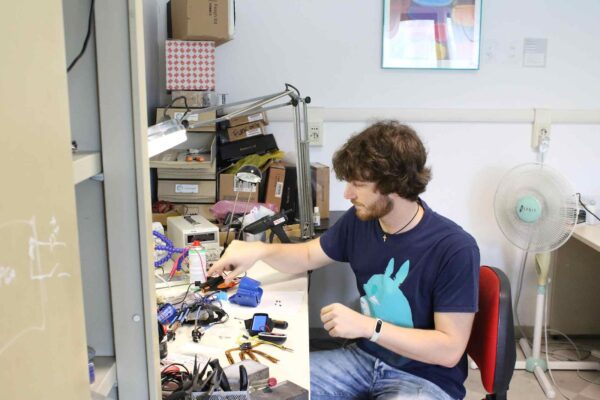 Talking Hands: guanto intelligente con sensori che traduce la lingua dei segni in voce tramite algoritmo e app mobile, soluzione di tecnologia assistiva e wearable per migliorare comunicazione e inclusione sociale