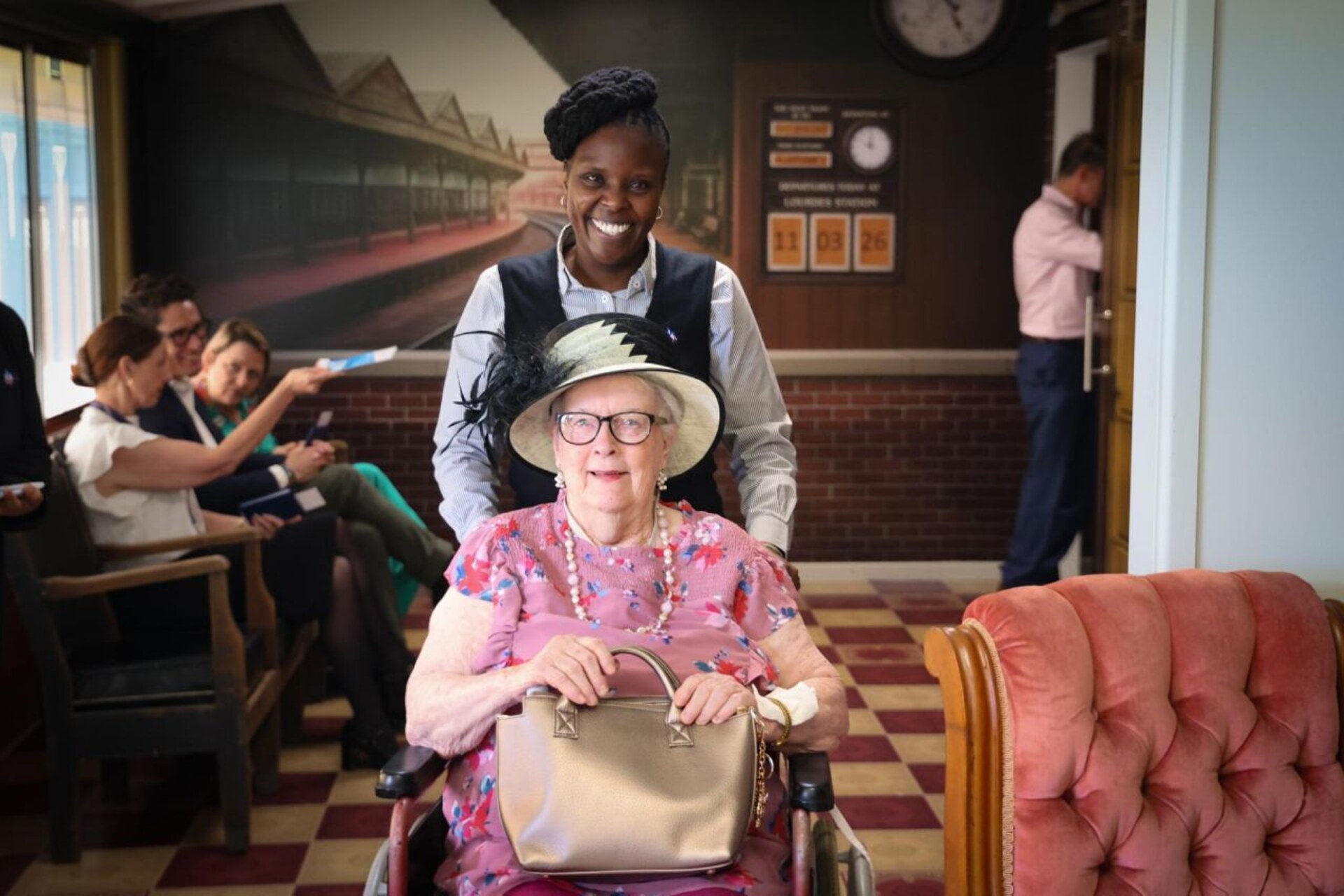 Aged care immersiva: nel progetto St Vincent’s Express tecnologia narrativa, ambientazioni tematiche e partecipazione collettiva ridefiniscono l’esperienza quotidiana degli anziani in residenza