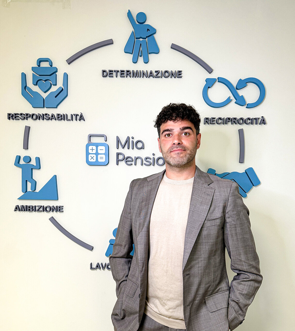 Andrea Martelli: immagine simbolica del rapporto tra giovani, lavoro, risparmio e costruzione del domani, in un contesto in cui la previdenza richiede attenzione, informazione e valutazioni tempestive