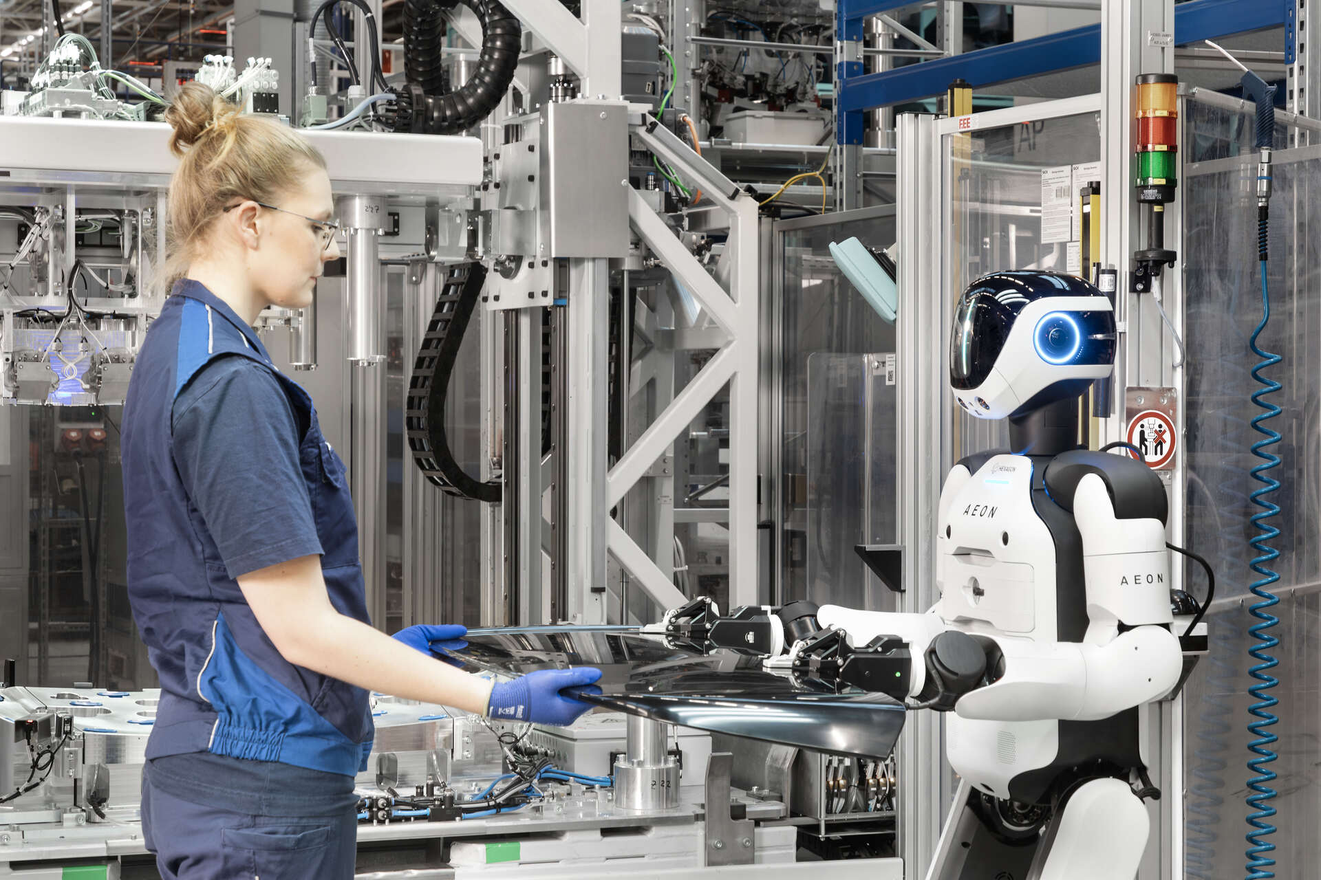 Physical AI del BMW Group: robot intelligente equipaggiato con sistemi di percezione e controllo che opera accanto a macchinari industriali, rappresentando l’evoluzione delle fabbriche intelligenti e della robotica applicata alla produzione