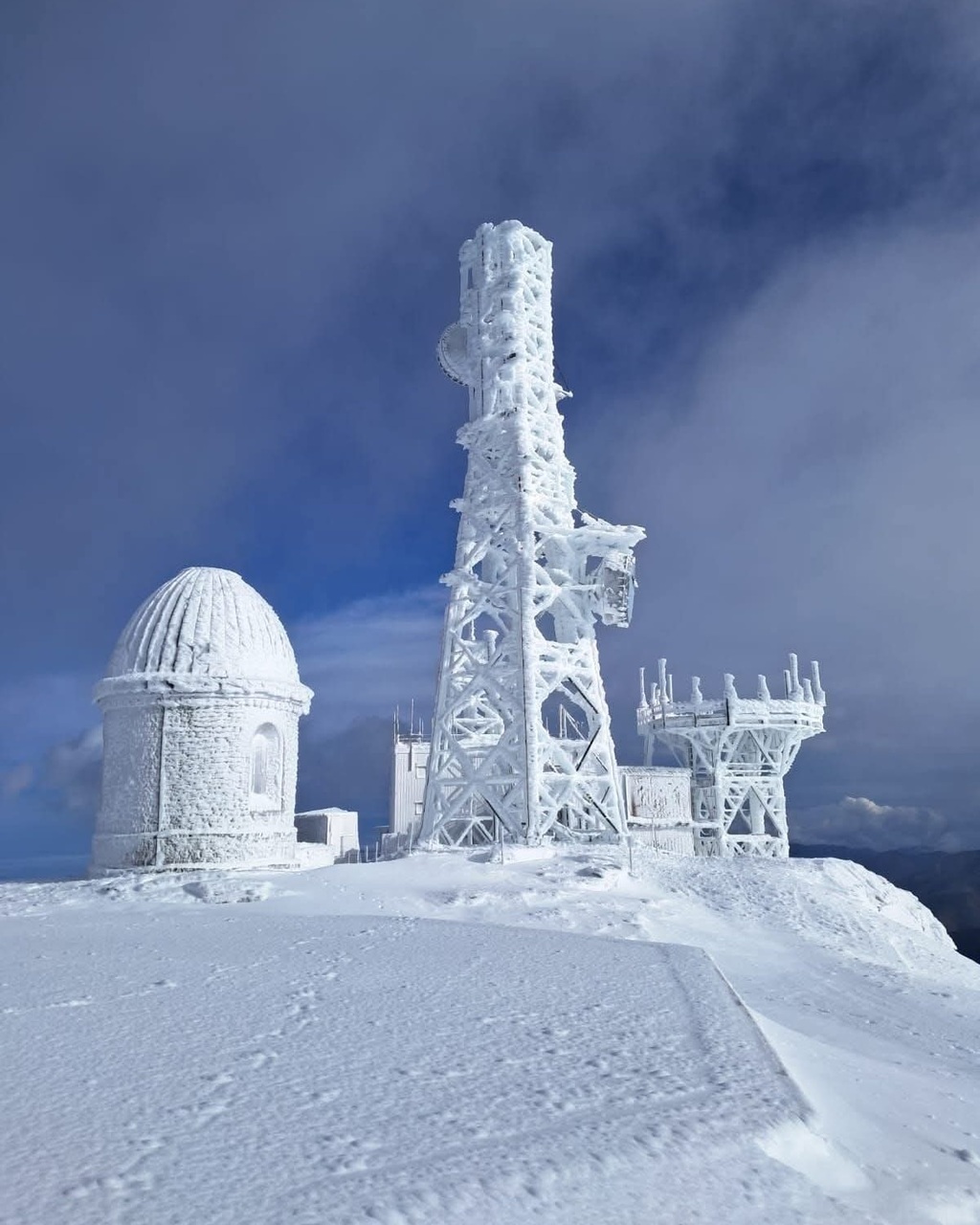 Monte Cimone: osservatorio atmosferico in alta quota con antenne, edifici scientifici e strumenti di monitoraggio utilizzati per studiare gas serra, aerosol e parametri meteorologici nell’ambito della ricerca climatica