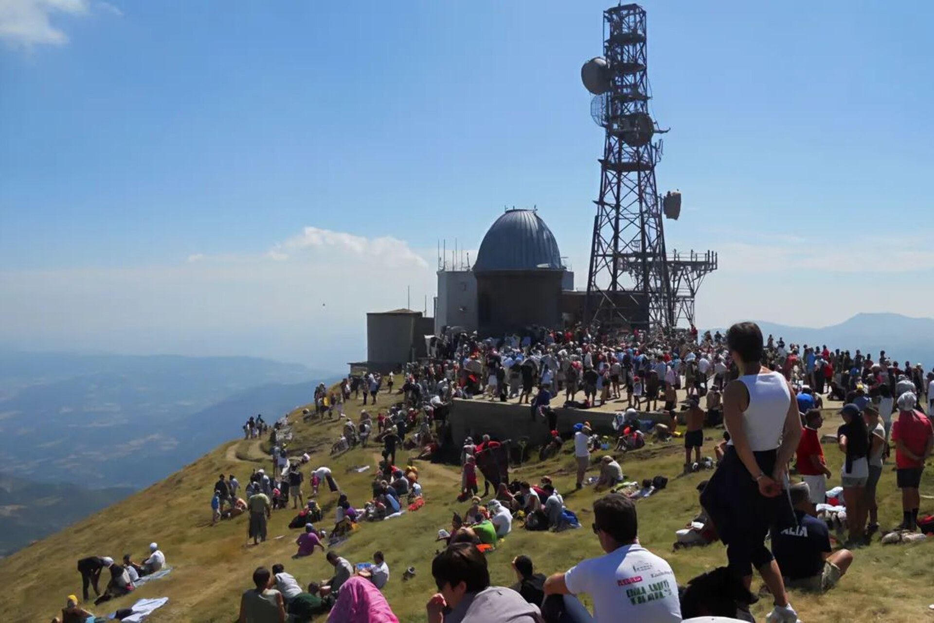 Monte Cimone: panorama della montagna più alta dell’Appennino modenese con strutture di ricerca e stazioni meteorologiche utilizzate per il monitoraggio dell’atmosfera, delle condizioni climatiche e delle variabili ambientali