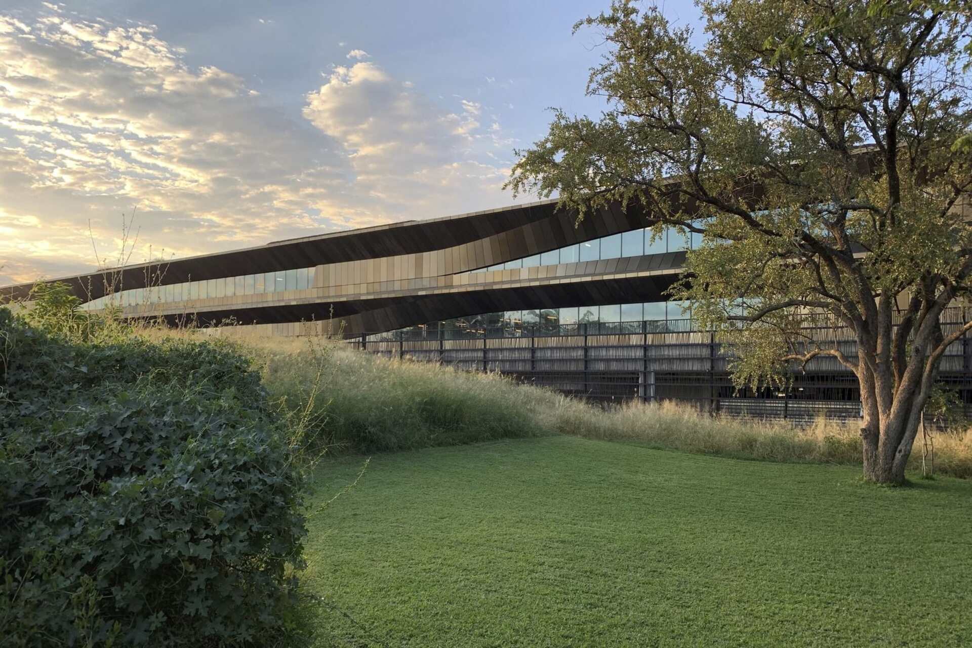 Botswana Innovation Hub: edificio sostenibile con facciate profonde e sistemi di auto-ombreggiamento sviluppato come infrastruttura strategica per la competitività e l’economia della conoscenza in Botswana