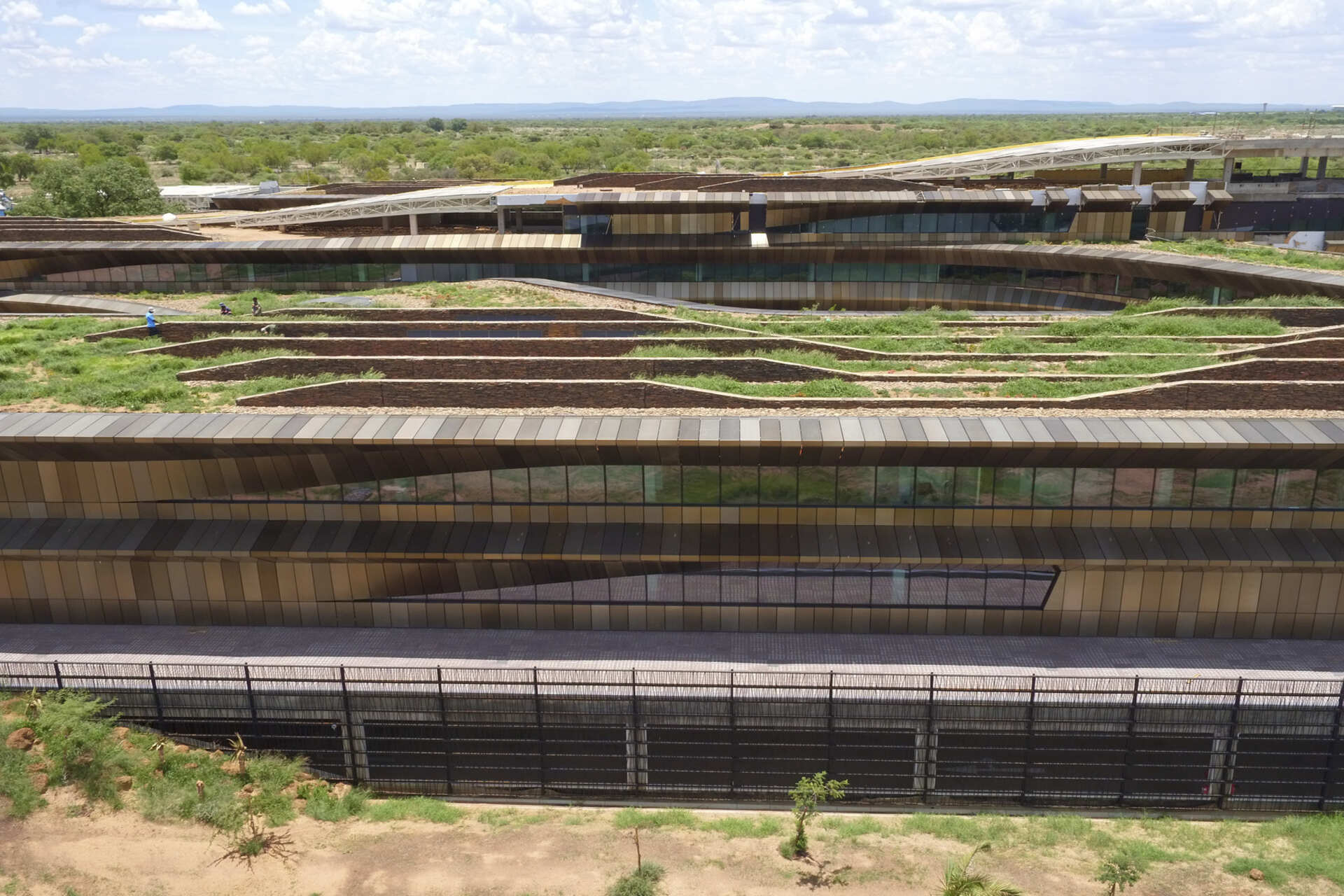 Botswana Innovation Hub: complesso del Science and Technology Park a Gaborone con architettura bioclimatica, cortili verdi e facciate schermanti progettate per ospitare imprese tecnologiche e start-up knowledge-based