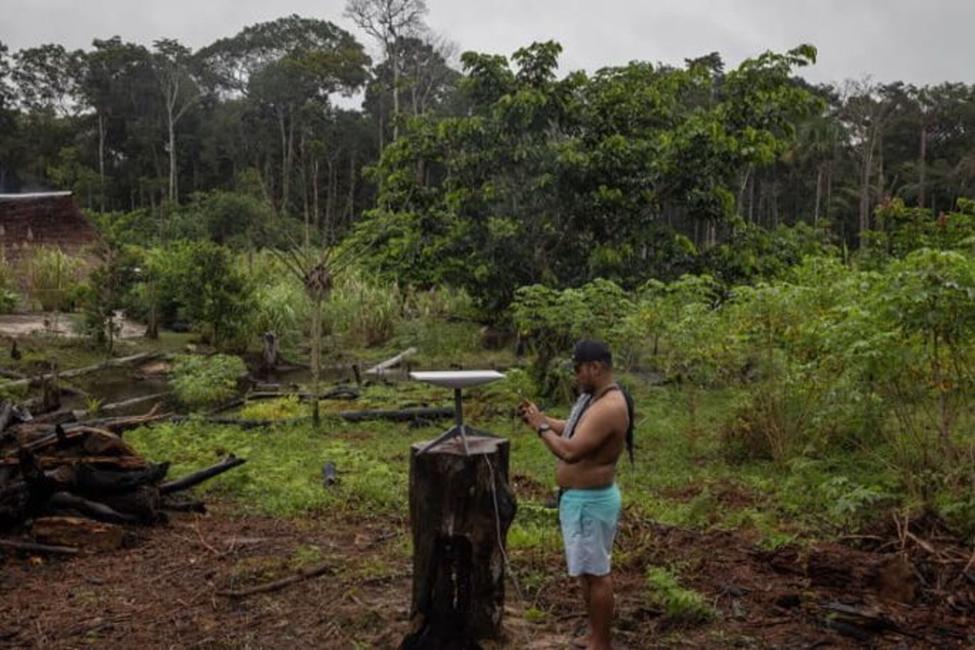 Amazzonia connessa: persone e strumenti digitali in una comunità della foresta brasiliana, scena che rappresenta l’arrivo di Internet satellitare e il cambiamento sociale nei territori difficili da raggiungere
