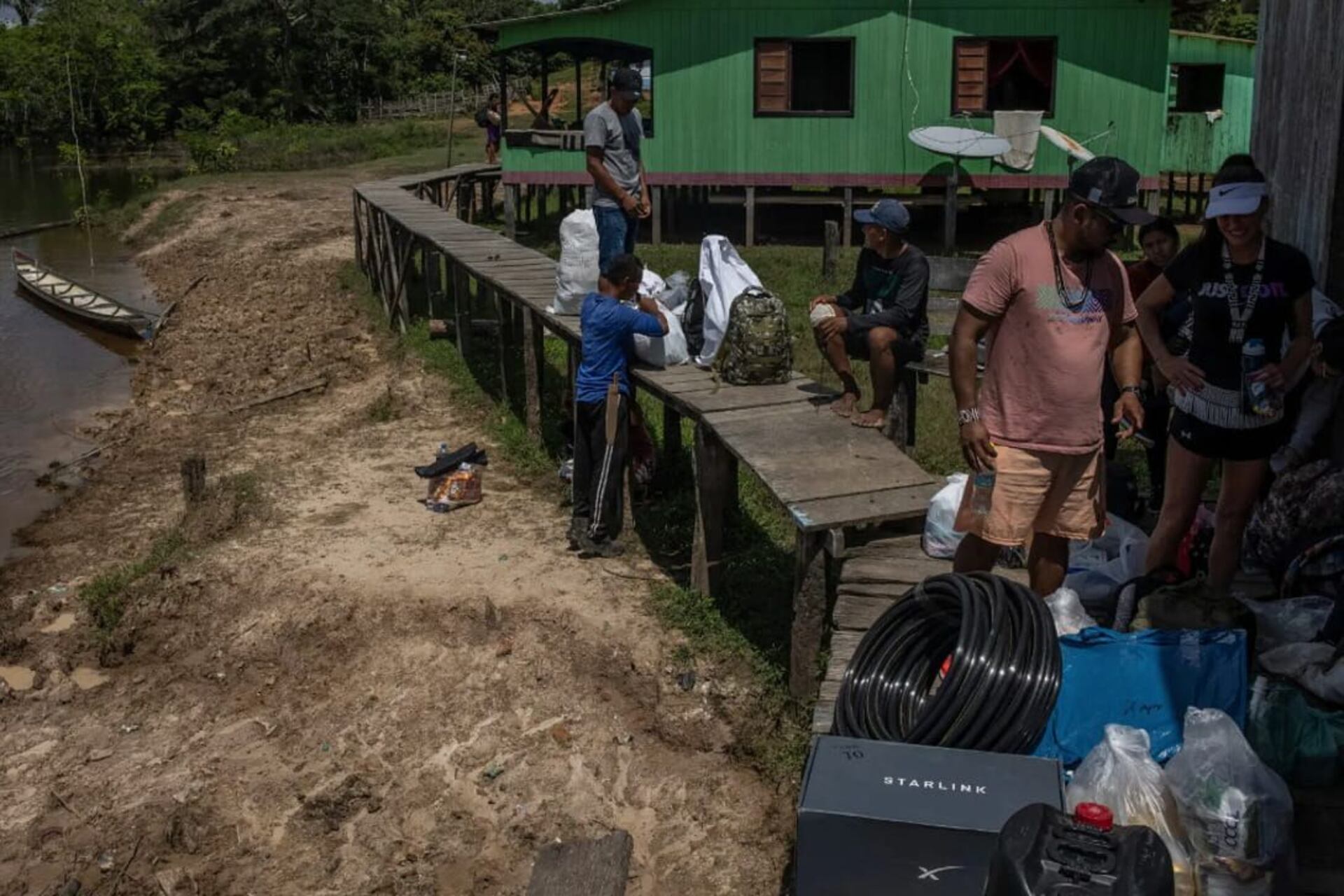 Amazzonia connessa: persone e strumenti digitali in una comunità della foresta brasiliana, scena che rappresenta l’arrivo di Internet satellitare e il cambiamento sociale nei territori difficili da raggiungere