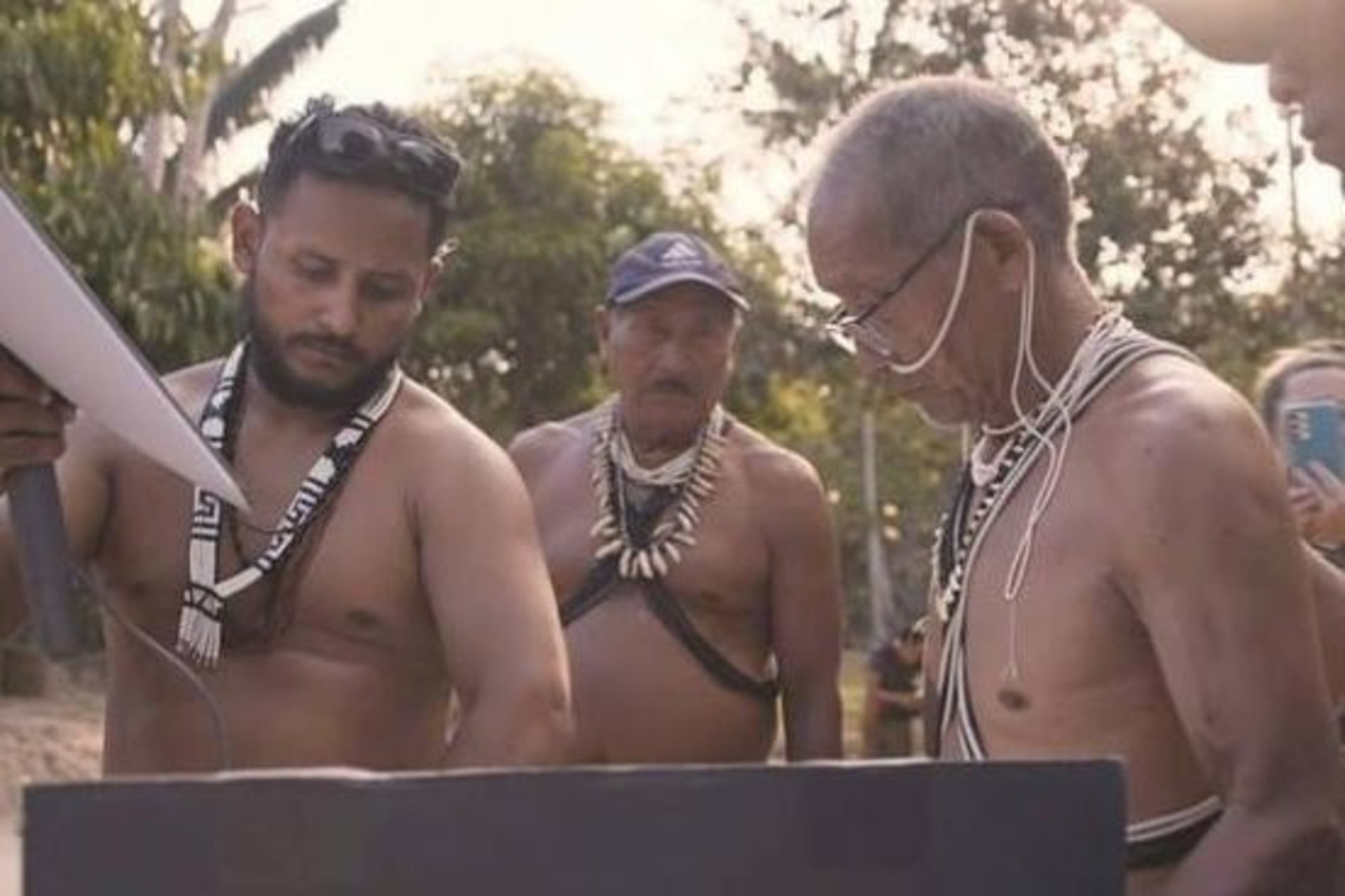 Amazzonia connessa: villaggio immerso nella foresta con infrastrutture essenziali e tecnologie di collegamento, immagine che racconta l’incontro tra comunità indigene, innovazione digitale e isolamento geografico