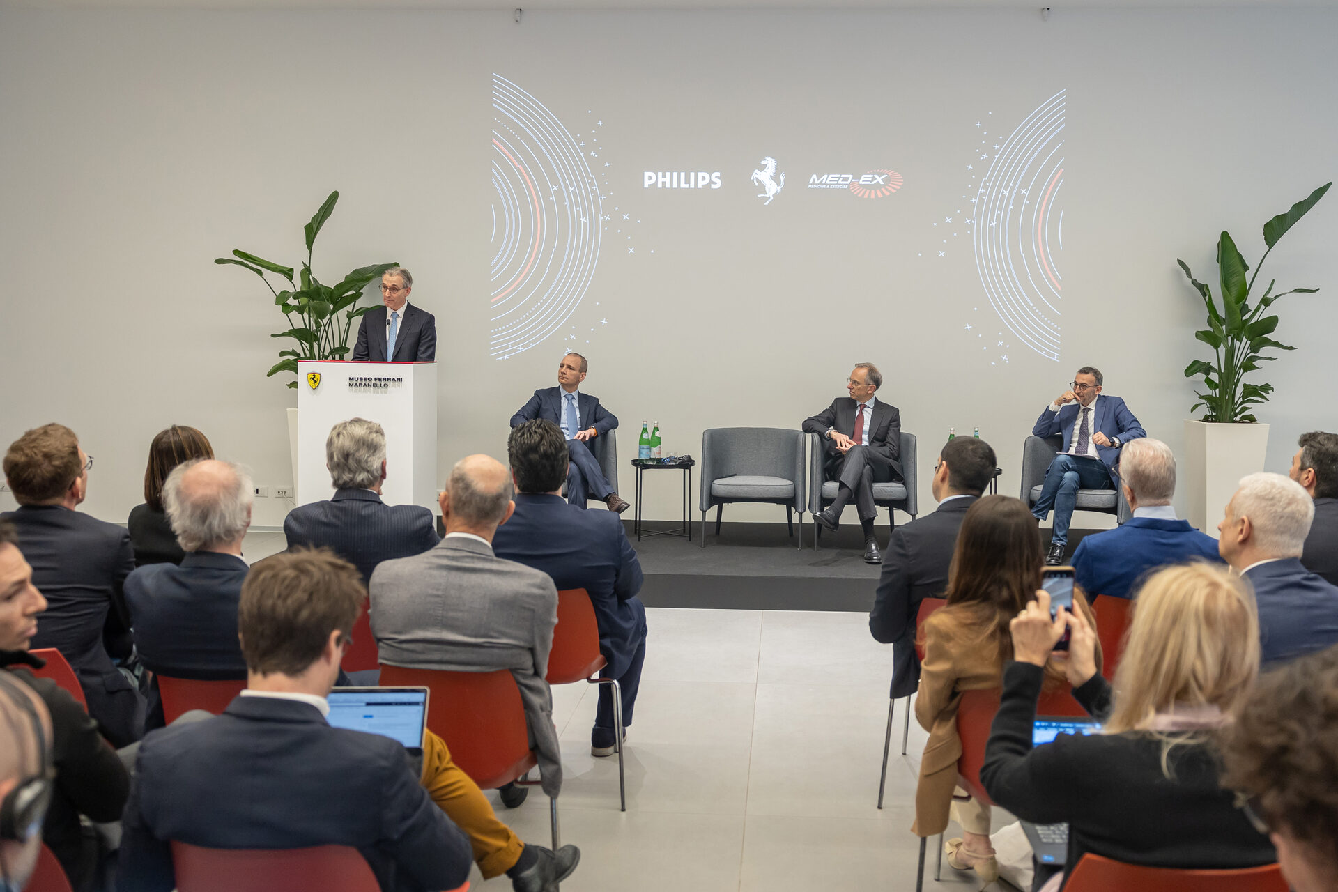 Ferrari Diagnostisch Centrum: Geavanceerde medische infrastructuur gebouwd in Maranello om technologie, klinische expertise en lokaal bestuur te integreren in een duurzaam zorgsysteem.