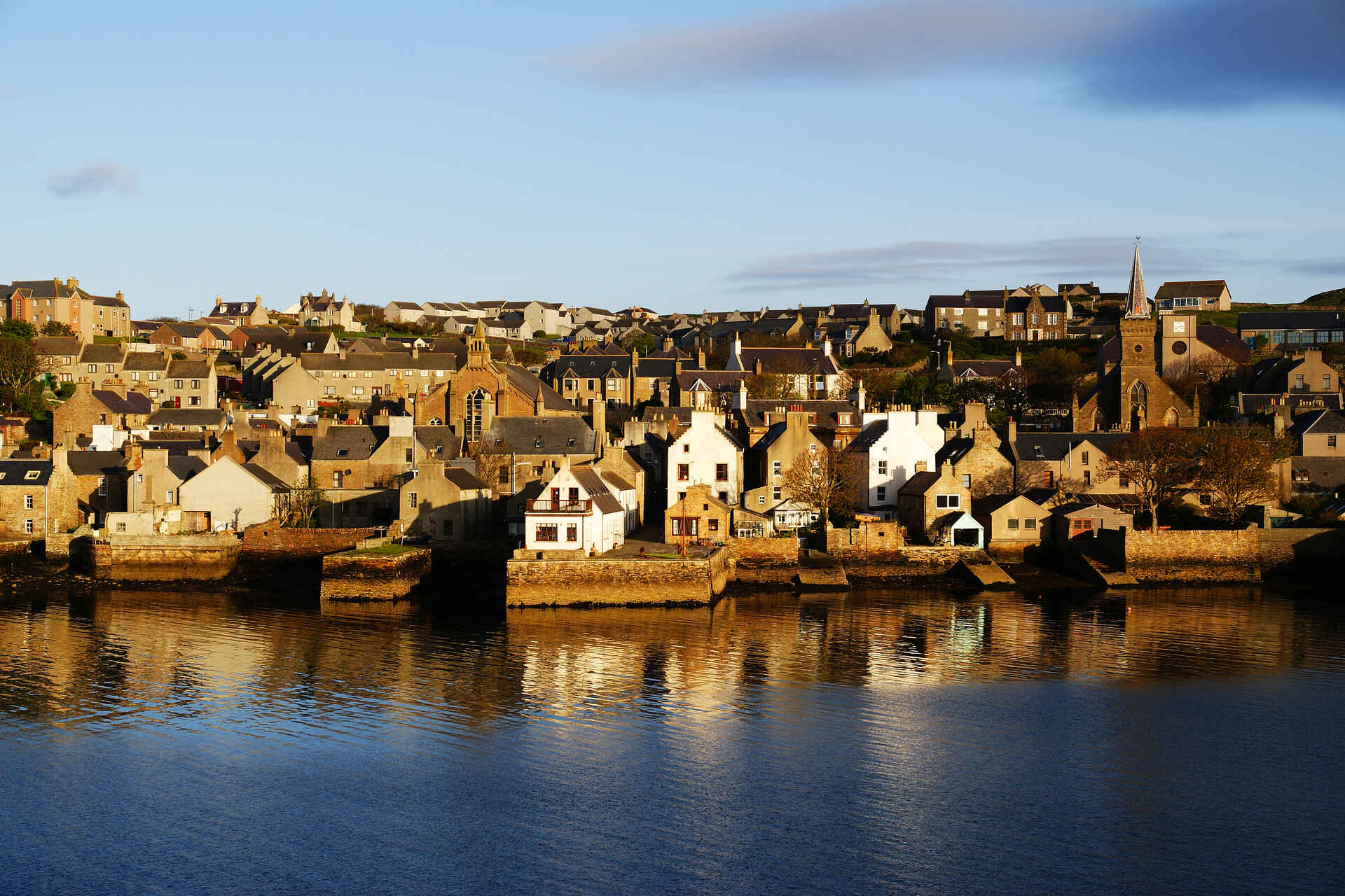 Orcadi: il racconto visivo di Stromness e del campus Heriot-Watt richiama istruzione avanzata, innovazione scientifica, tutela ambientale e opportunità per giovani talenti nelle comunità insulari