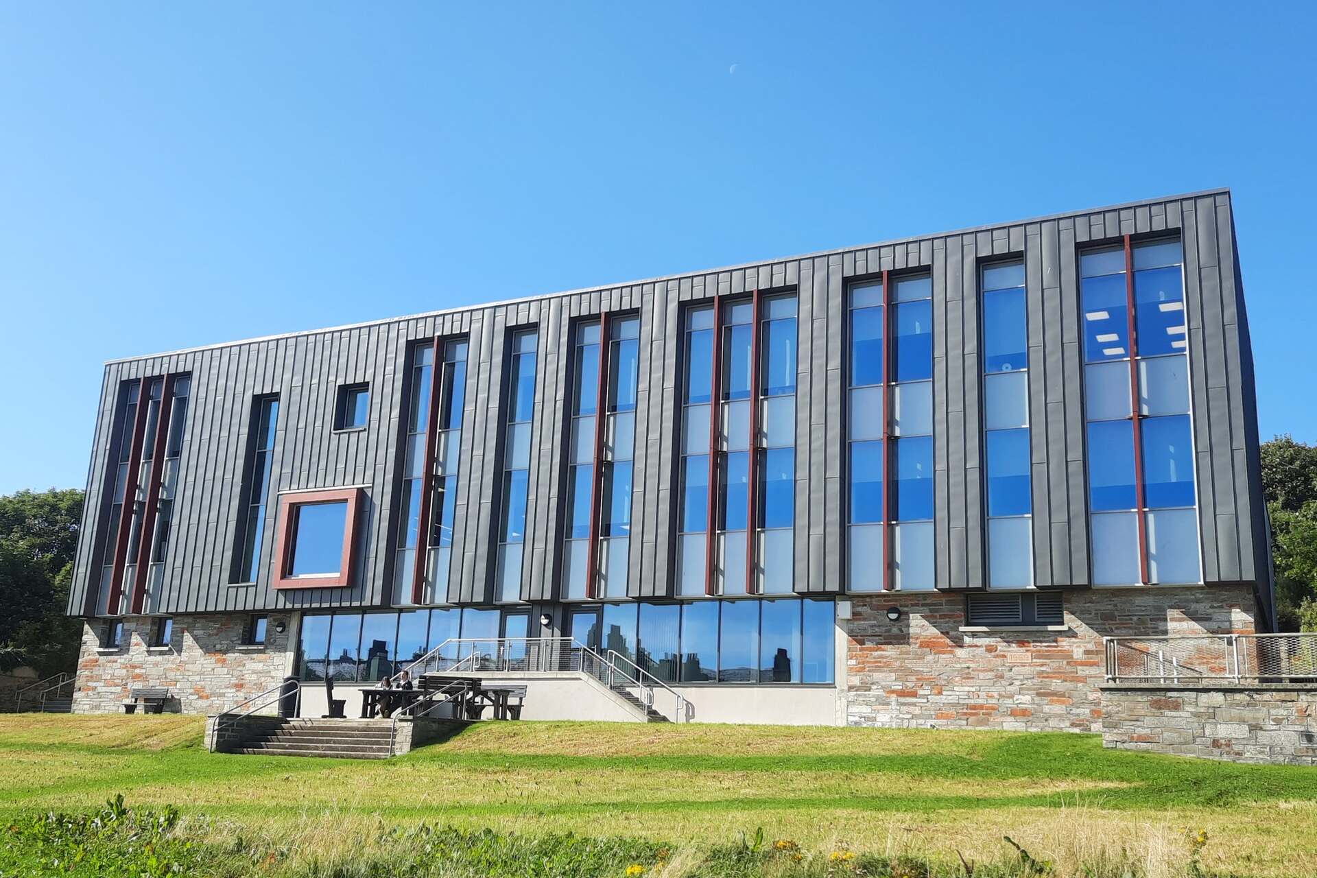 Orcadi: il racconto visivo di Stromness e del campus Heriot-Watt richiama istruzione avanzata, innovazione scientifica, tutela ambientale e opportunità per giovani talenti nelle comunità insulari
