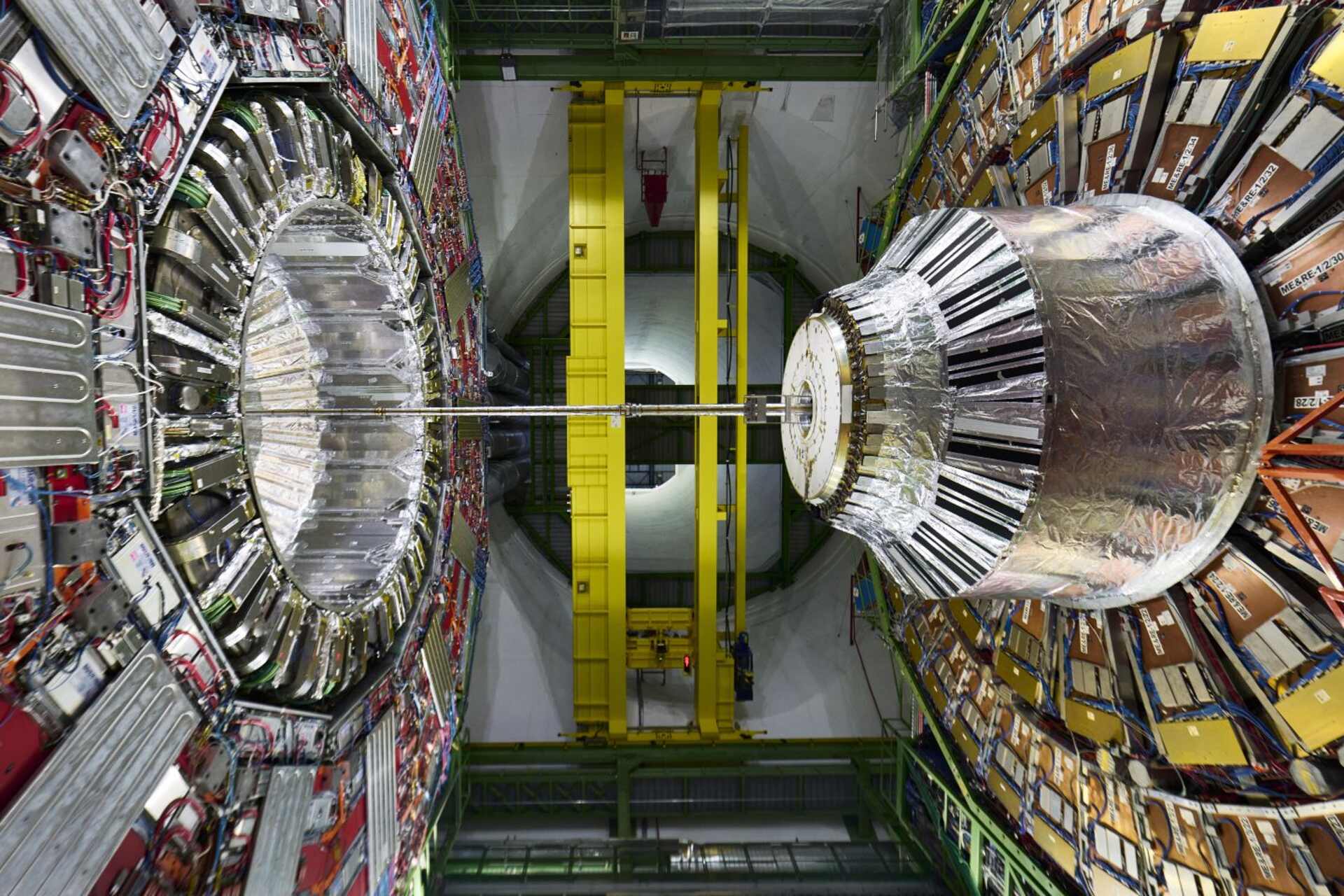 Toponium: rappresentazione generica della ricerca subatomica, tra acceleratori di particelle, rivelatori CMS, dati del CERN e studio dei possibili stati legati prodotti nelle collisioni protoniche
