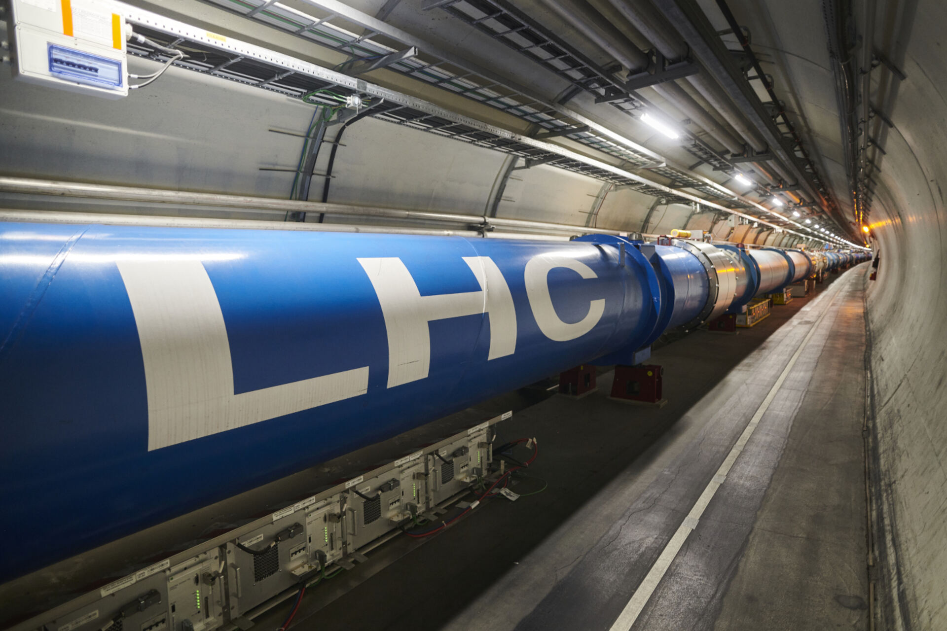 Toponium: immagine simbolica della fisica delle particelle al CERN, con riferimenti al Large Hadron Collider e agli esperimenti su quark top, collisioni ad alta energia e nuove evidenze sperimentali