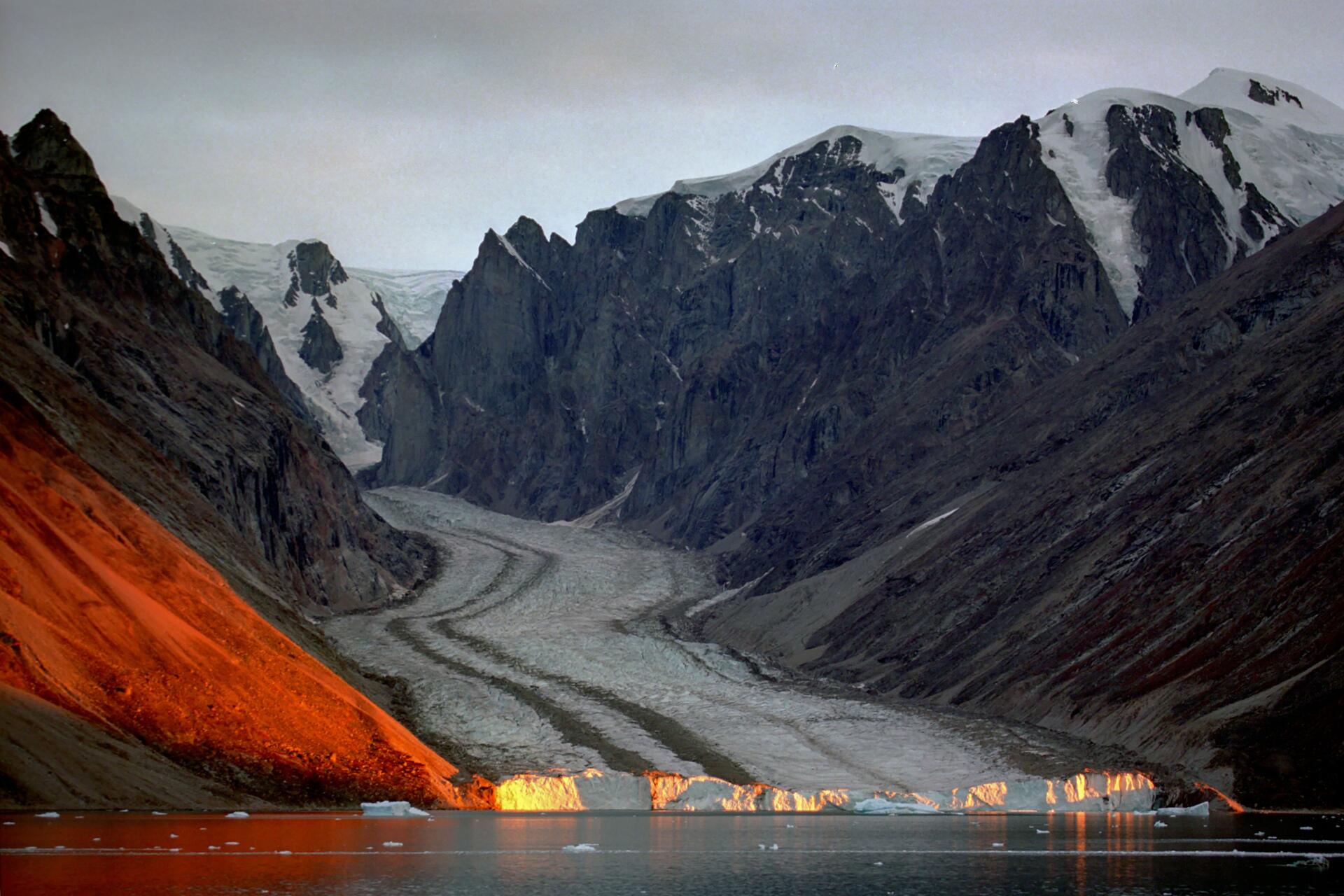 Eqqissisimatitaq: immagine del Parco Nazionale della Groenlandia Nordorientale, tra tundra, banchisa e rilievi rocciosi, in uno scenario naturale estremo che unisce conservazione, isolamento e ricerca ambientale