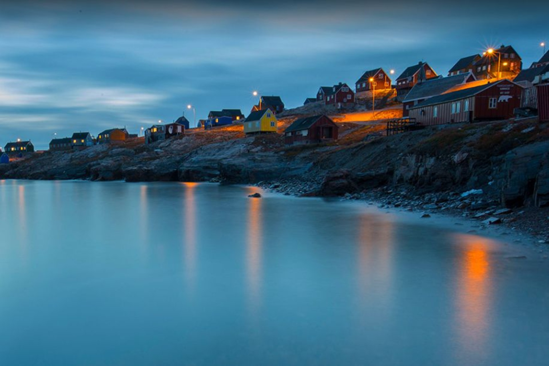 Eqqissisimatitaq: veduta del Parco Nazionale della Groenlandia Nordorientale, con montagne innevate, mare gelato e grandi masse di ghiaccio, in un territorio isolato che racconta scala, potenza e fragilità dell’Artico