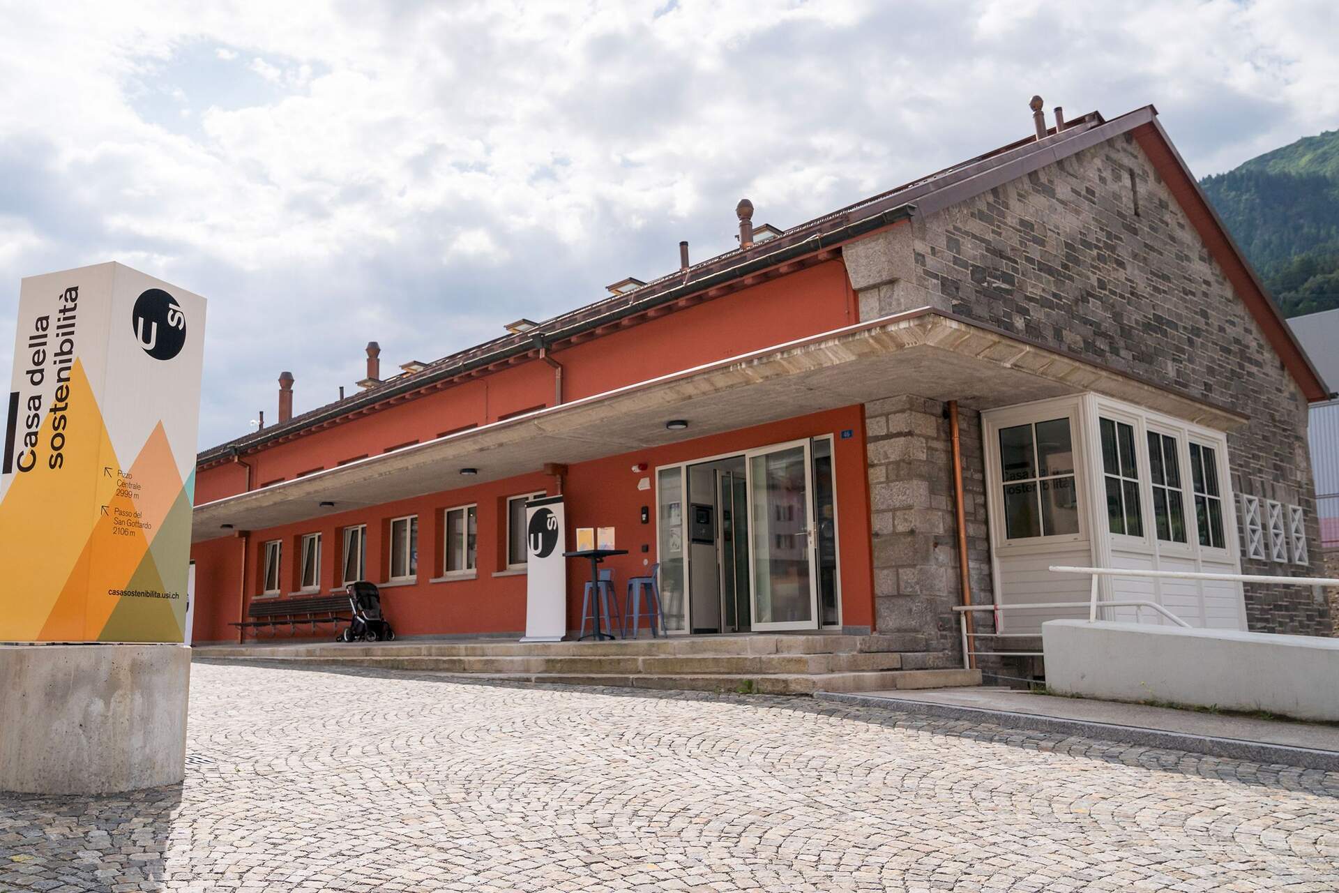 Huis van Duurzaamheid: een plek in de Leventina-vallei, speciaal voor scholen, groepen en residentiële programma's, waar duurzaamheid, het Alpenlandschap en samenwerking een concrete en gedeelde ervaring vormen.