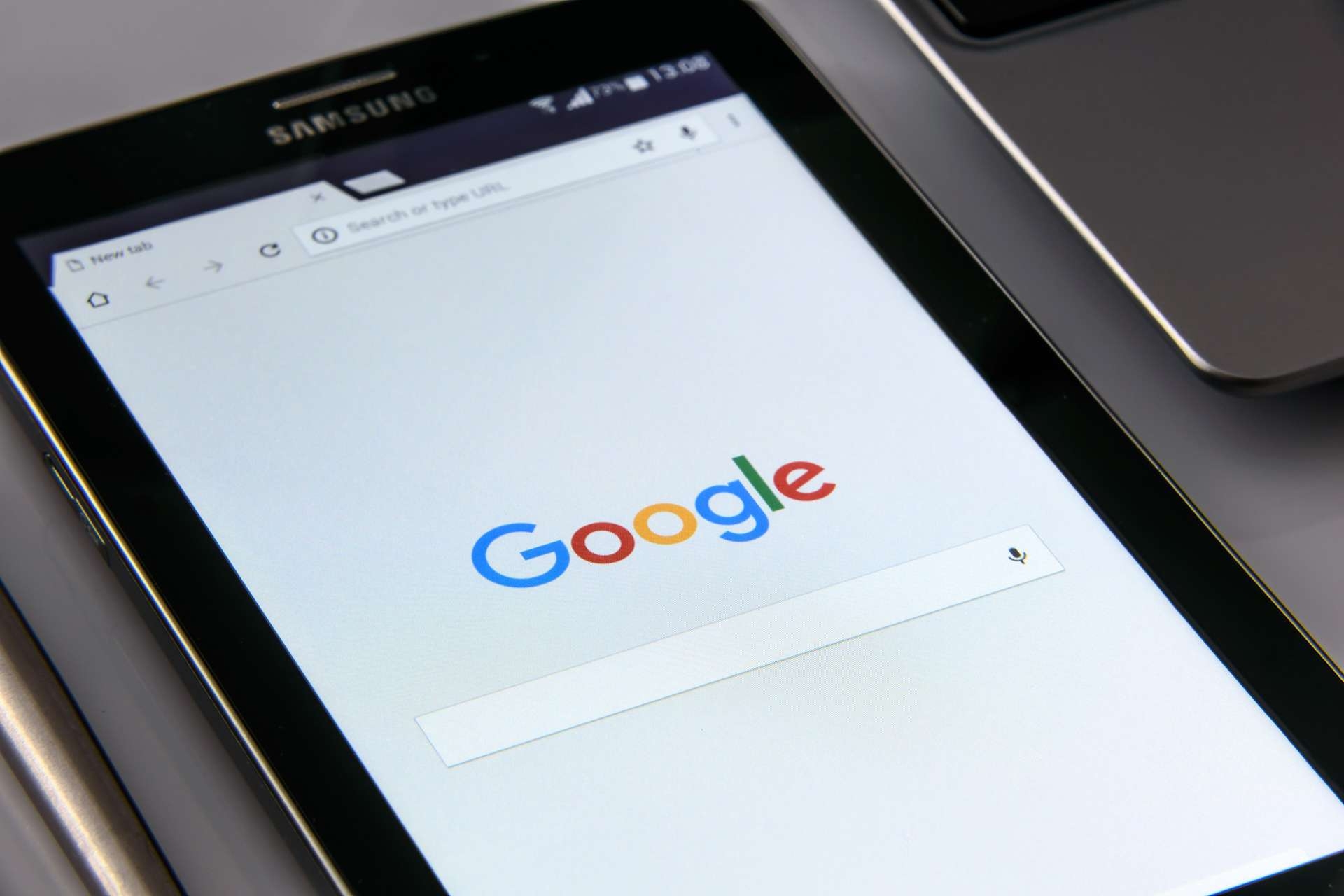 Google Business Profile e recensioni online su dispositivi mobili: logo, schermate di ricerca e strumenti per la reputazione digitale dei marchi, tra visibilità locale, fiducia degli utenti e risposte