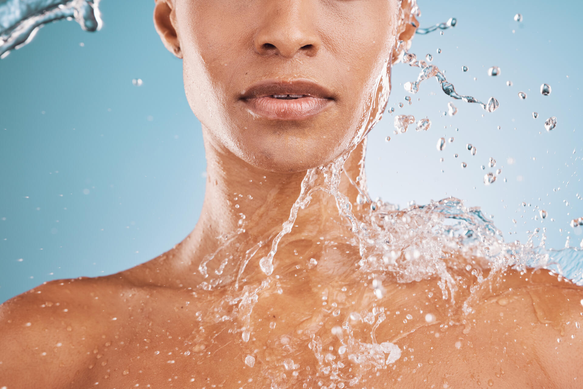 Idratazione: acqua, benessere e corretti equilibri dell’organismo in un’immagine simbolica che richiama cura del corpo, salute quotidiana, nutrizione consapevole e supporto naturale al metabolismo