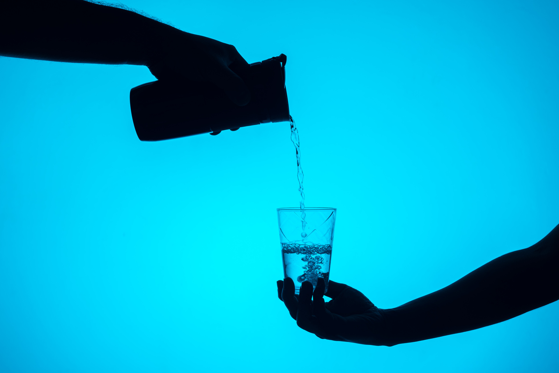 Idratazione: acqua, benessere e corretti equilibri dell’organismo in un’immagine simbolica che richiama cura del corpo, salute quotidiana, nutrizione consapevole e supporto naturale al metabolismo