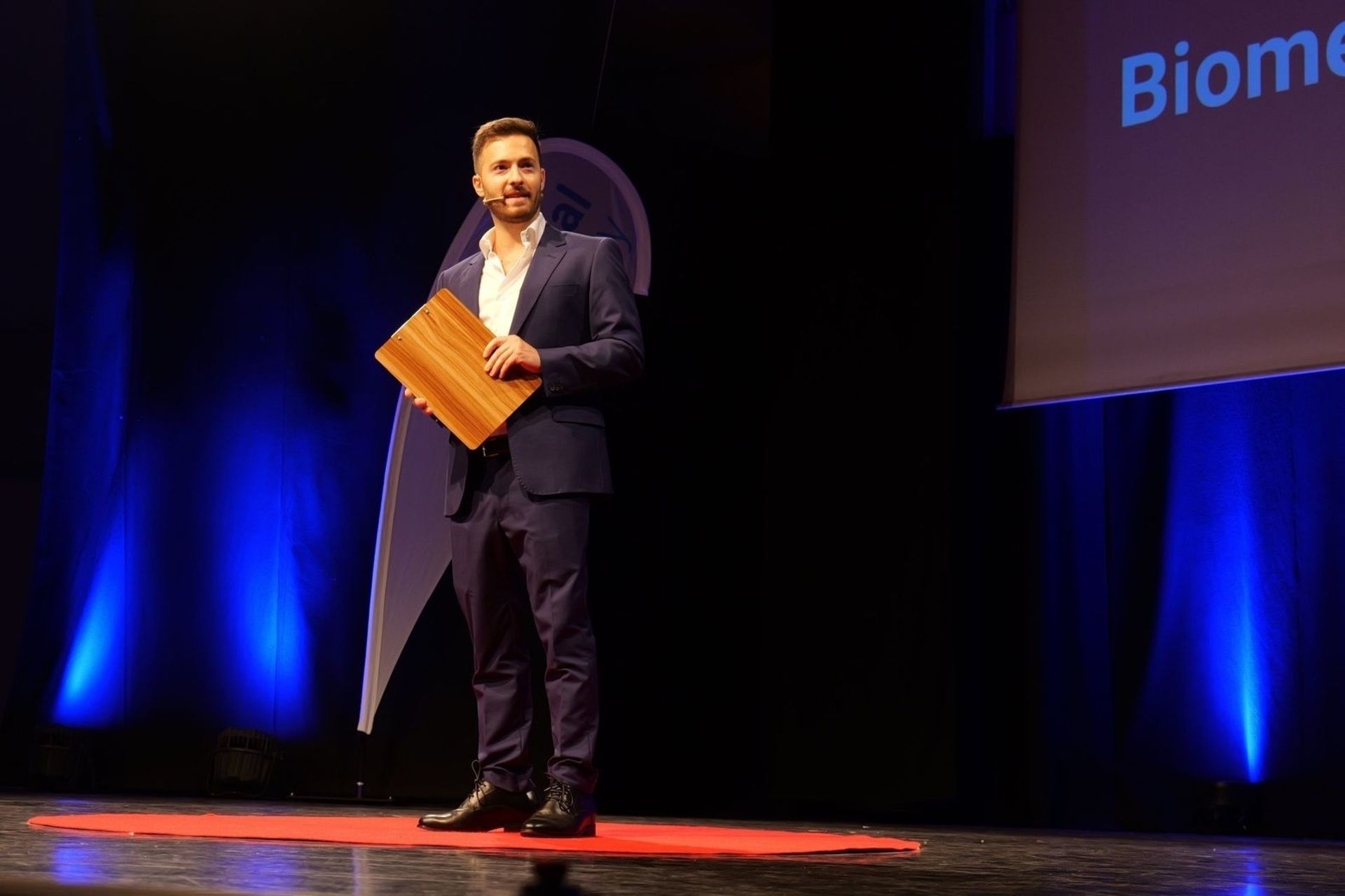 Matteo Stefanini: imprenditore e divulgatore dell’intelligenza artificiale durante un evento pubblico dedicato a innovazione, impresa, salute digitale e trasformazione dei processi aziendali complessi
