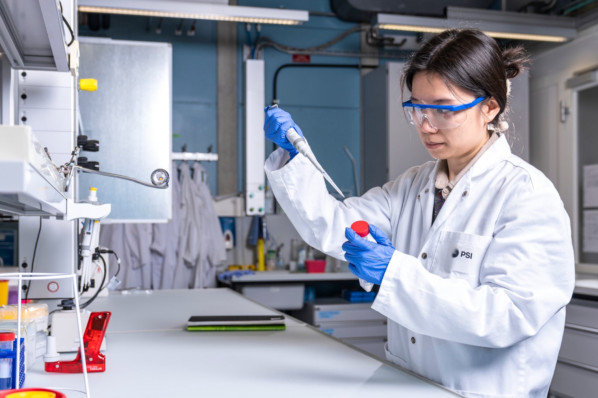 Le cellule sbagliano risposta: ricercatori al lavoro in laboratorio durante uno studio sui meccanismi dell’invecchiamento cellulare, tra osservazione dei dati, analisi biologica e confronto scientifico