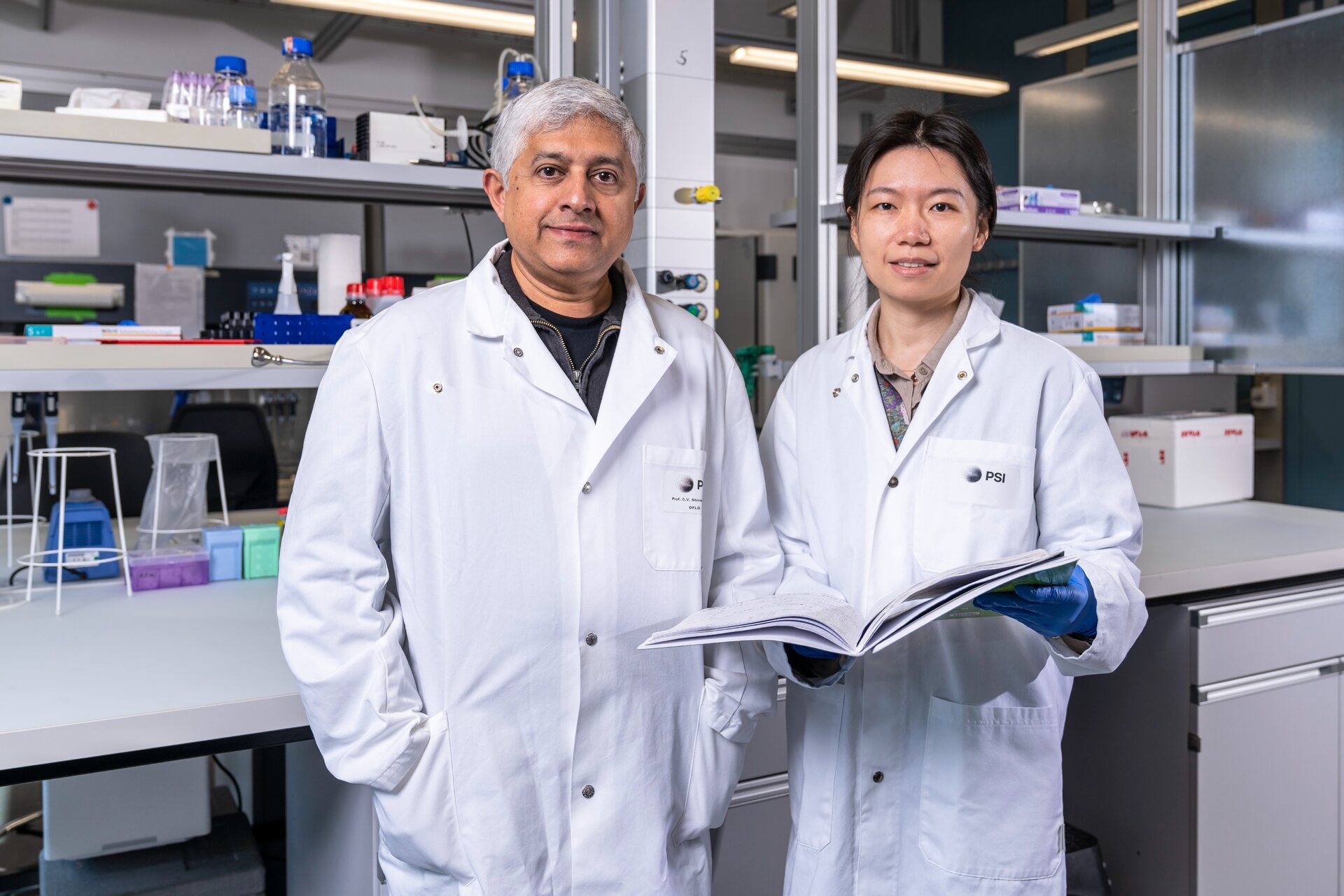 Le cellule sbagliano risposta: ricercatori al lavoro in laboratorio durante uno studio sui meccanismi dell’invecchiamento cellulare, tra osservazione dei dati, analisi biologica e confronto scientifico