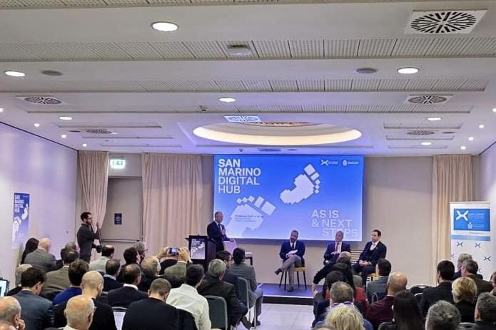 San Marino: evento istituzionale dedicato a innovazione, imprese e trasformazione digitale, con relatori sul palco, pubblico in sala e focus sul Digital HUB come leva per crescita, regole agili e competitività