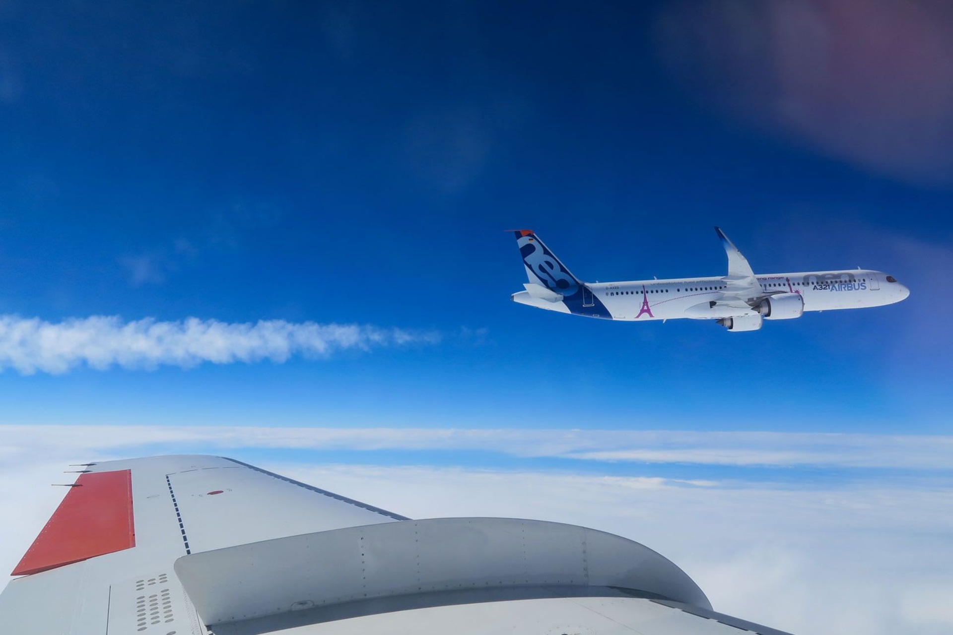 Rebus climatico del volo: ricerca aeronautica, scie di condensazione e particelle invisibili riportano al centro il rapporto fra motori, atmosfera e nuovi modelli per valutare l’impatto climatico del cielo