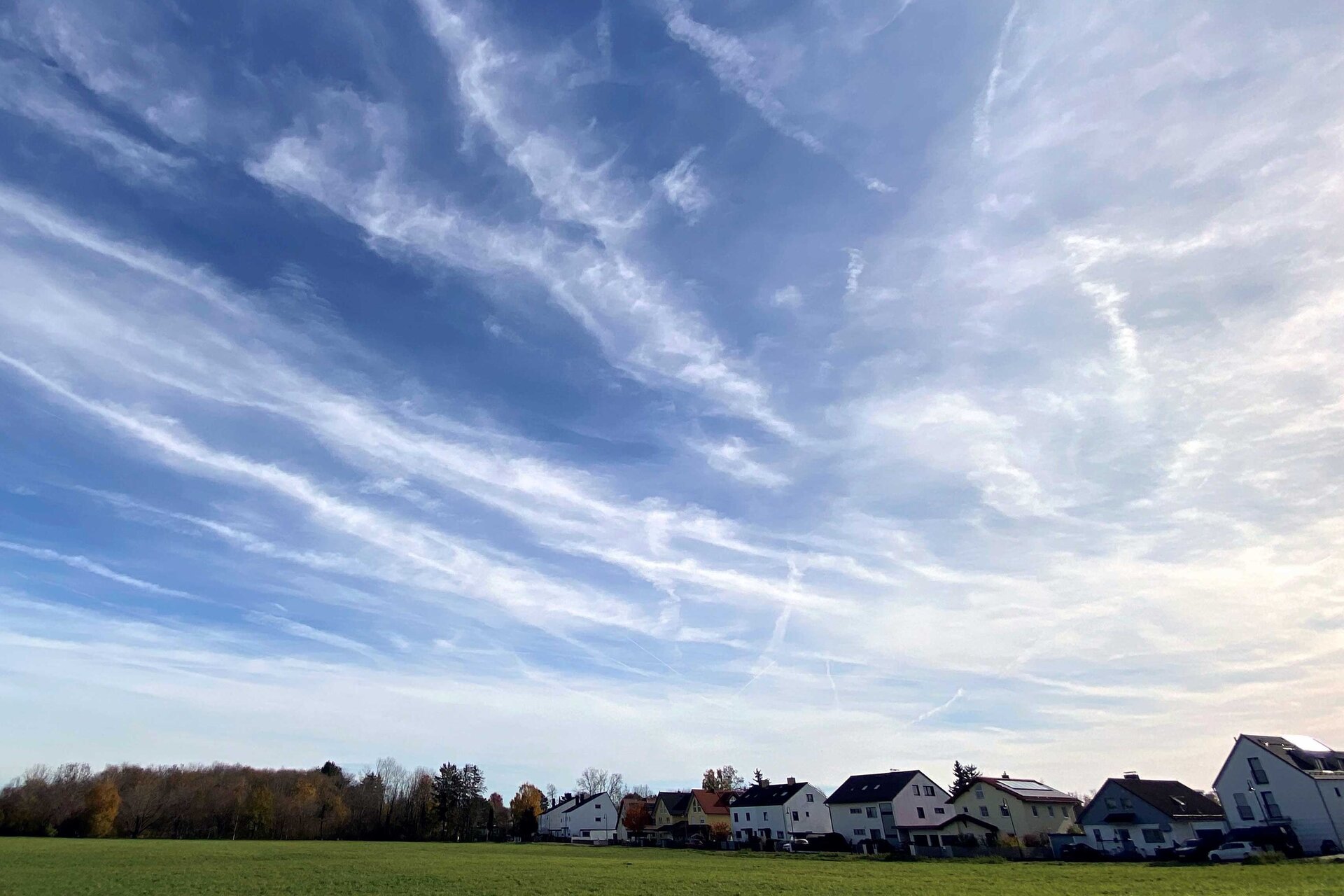 Rebus climatico del volo: aerei, misure scientifiche e nubi artificiali raccontano una sfida complessa; capire come emissioni, ghiaccio e composizione del fuel influenzino il riscaldamento atmosferico