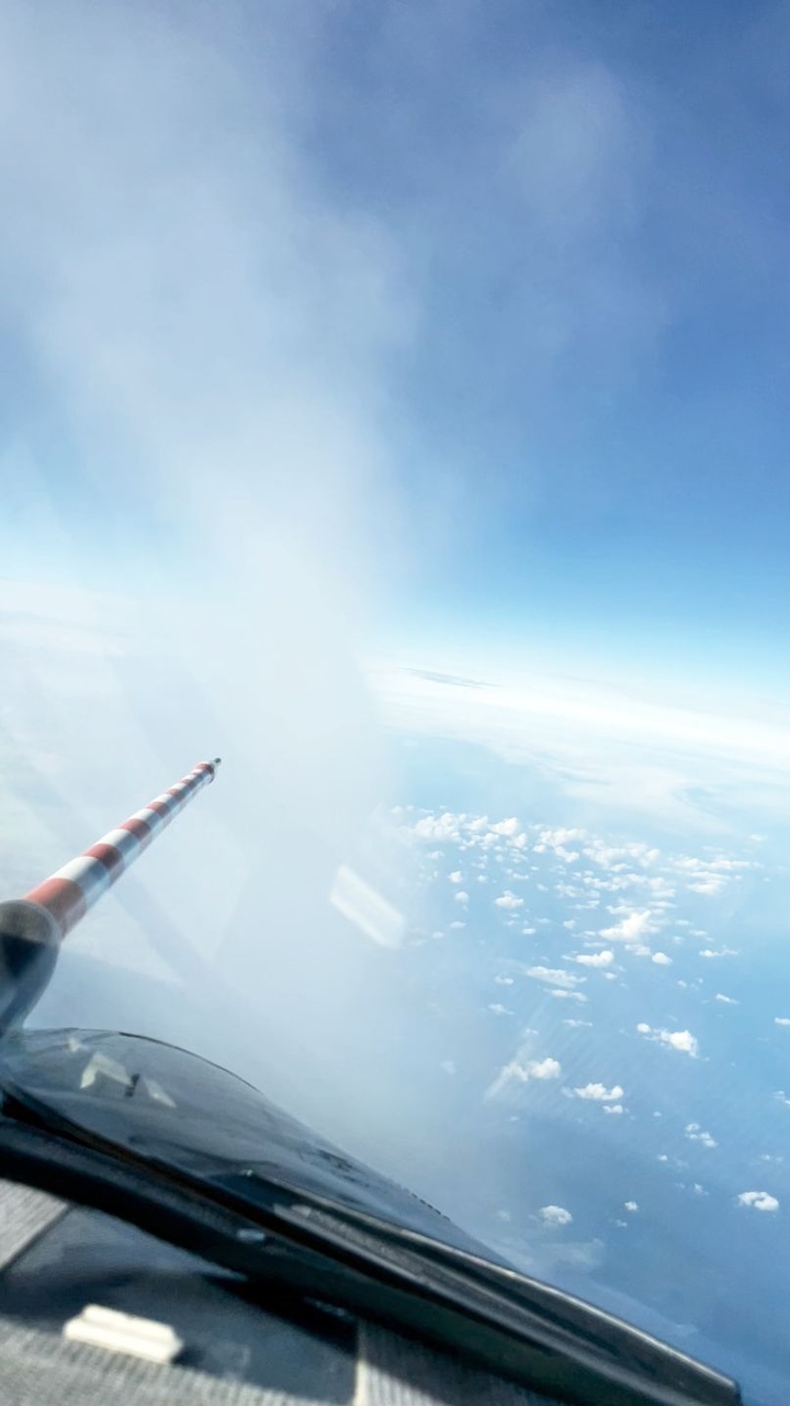 Rebus climatico del volo: un’immagine del trasporto aereo contemporaneo richiama studi su aerosol, carburanti e formazione delle scie; con attenzione crescente agli effetti non CO2 del traffico in quota