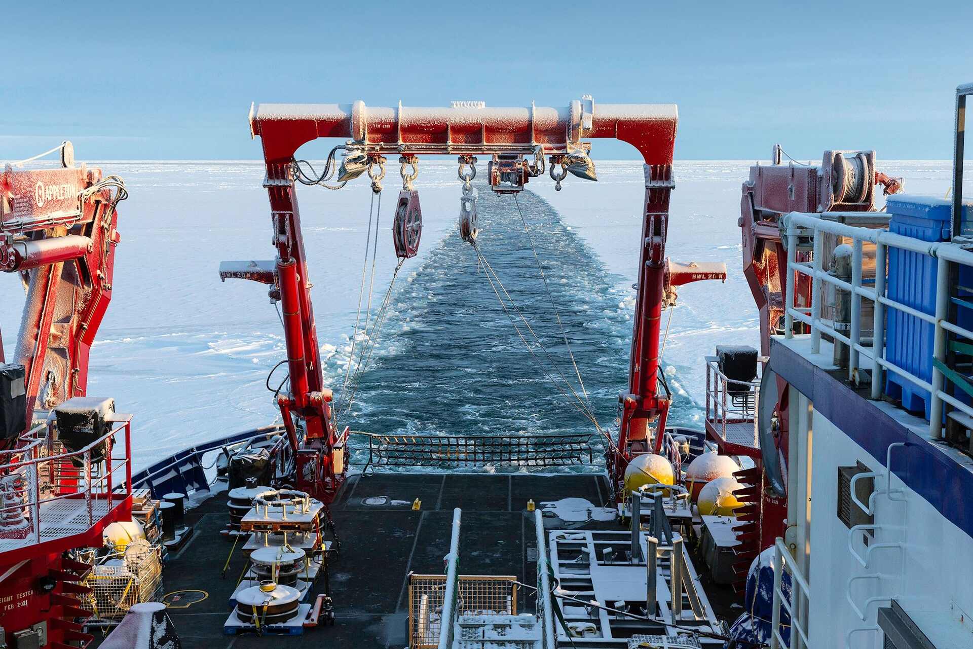 Ghiacci mobili: osservazione autonoma dell’Oceano Artico con navi, boe, glider e sensori per studiare ghiaccio, atmosfera, colonna d’acqua, clima e dati scientifici in ambienti polari estremi e remoti