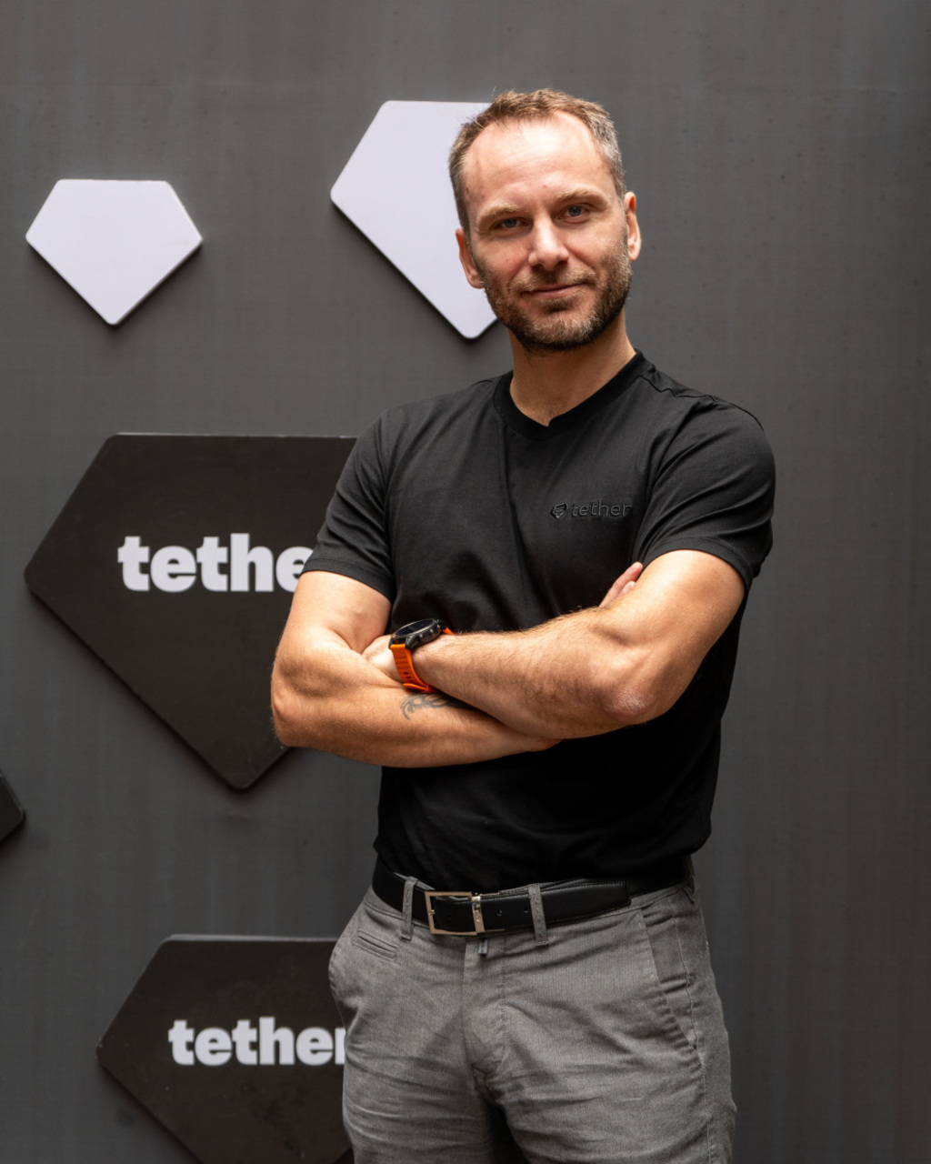 Tether Wallet: immagine promozionale del portafoglio self-custodial di Tether, pensato per usare dollari digitali, Bitcoin e oro con strumenti mobili, identità leggibili e gestione semplice dei fondi