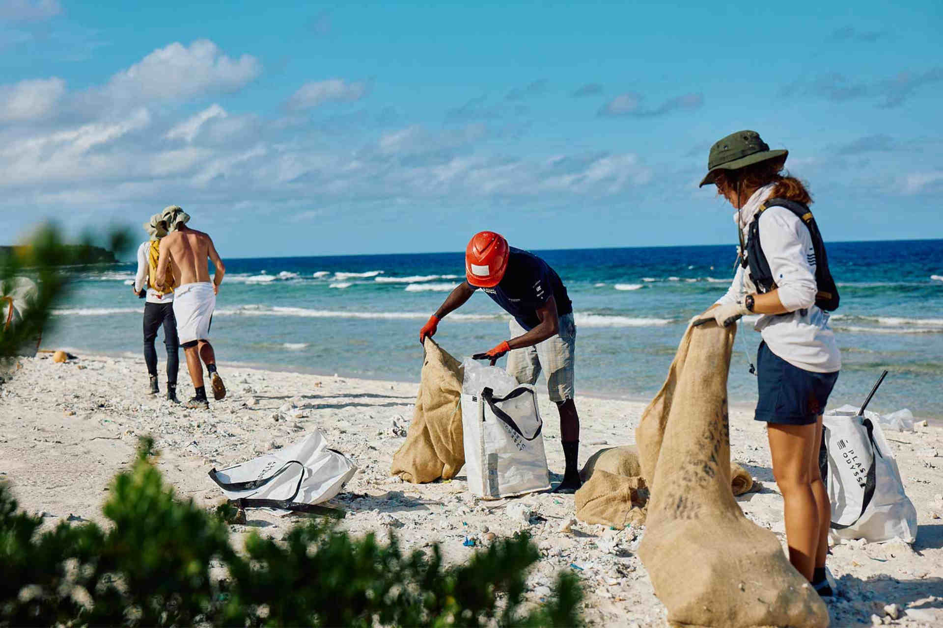 Plastic Odyssey e The Impossible Cleanups: pulire le spiagge più remote del mondo