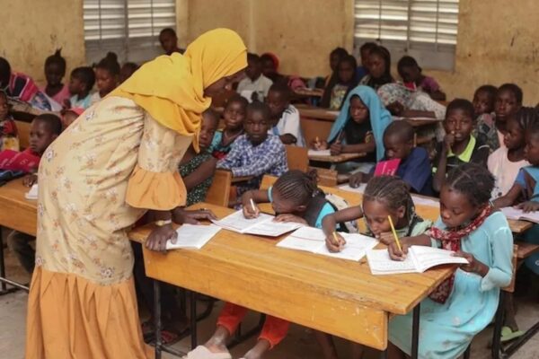 Timbuctù: alunne e docente sorridono durante una lezione di lettura in classe simbolo dell’accesso all’istruzione, del recupero scolastico e del sostegno ai bambini vulnerabili del Mali settentrionale
