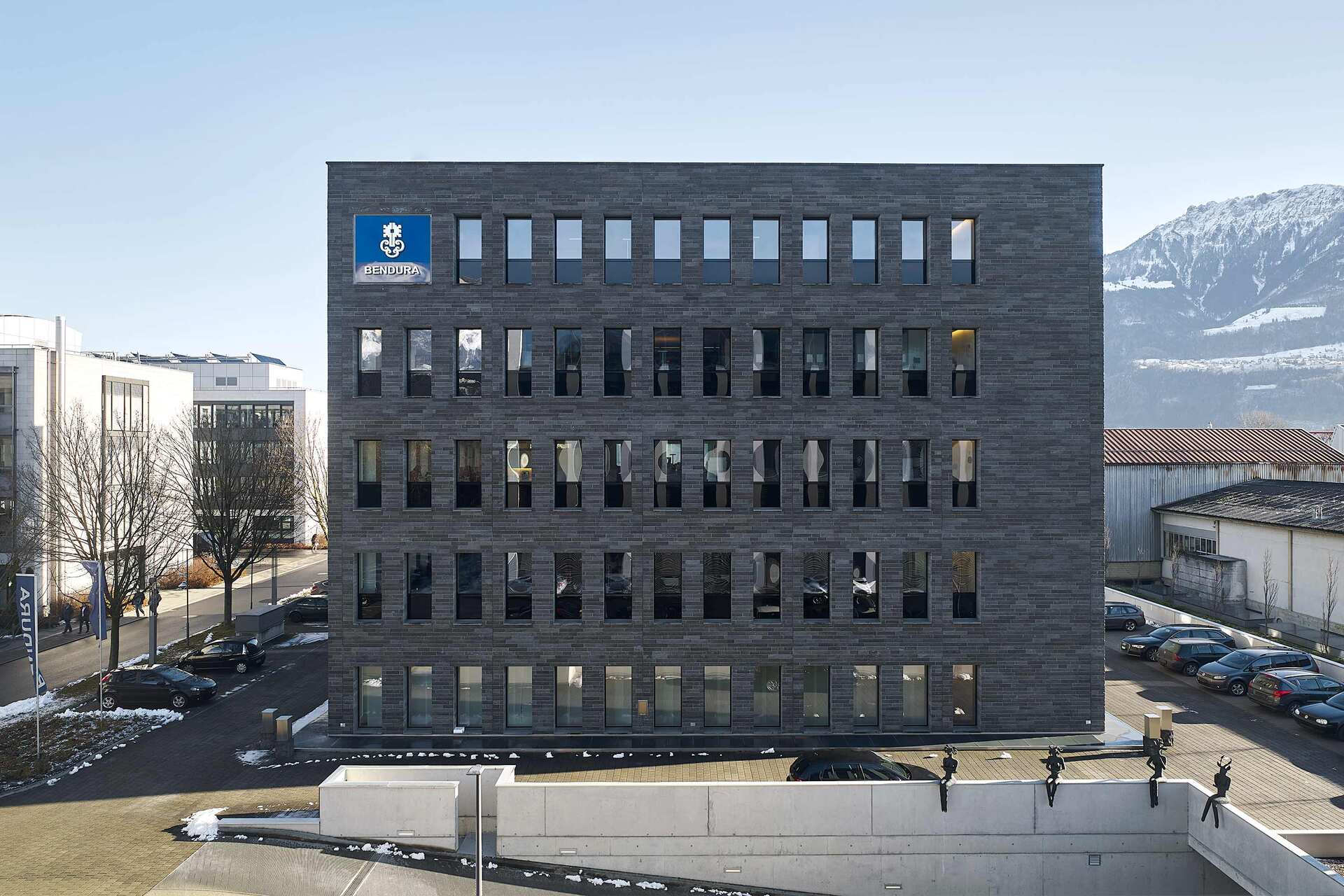 Айша Нірахер: Корпоративний імідж Bendura Bank, включаючи управління даними клієнтів, дотримання нормативних вимог, цифровий адаптаційний процес та персоналізовані фінансові послуги в Князівстві Ліхтенштейн.