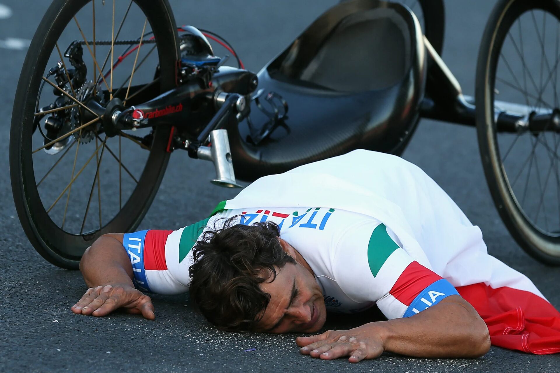 Alex Zanardi: immagine generica sul ciclismo paralimpico, fra handbike, biomeccanica, materiali leggeri e prestazione adattiva, con attenzione a sport, autonomia e innovazione inclusiva