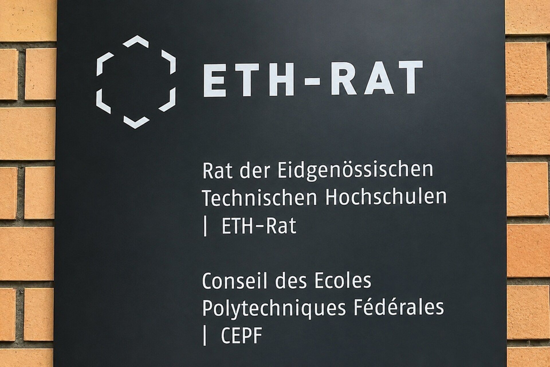 Swiss Research: Het ETH-bestuur leidt de discussie over de toekomst van ETH Zürich, EPFL en federale instellingen, inclusief bestuur, wetenschappelijke locaties, identiteit en nationale samenwerking voor innovatie.