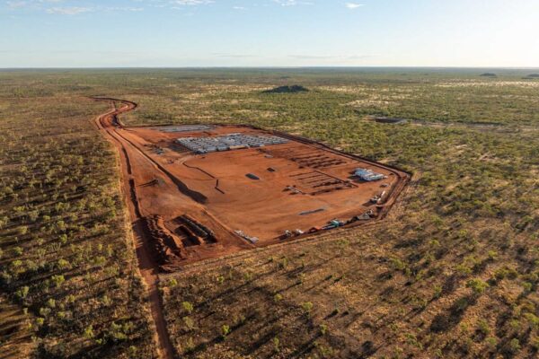Eva Copper: cantiere minerario nel paesaggio arido australiano, con strade di accesso, veicoli tecnici e infrastrutture operative per un nuovo progetto di rame nel Cloncurry Shire del Queensland nord.