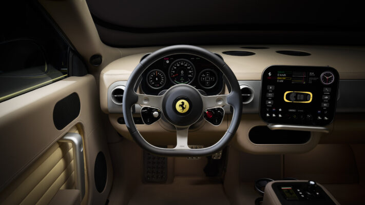 Ferrari Luce: automobile elettrica sportiva con linee pulite, interni curati e soluzioni tecnologiche avanzate, progettata per rappresentare una nuova interpretazione della mobilità Ferrari