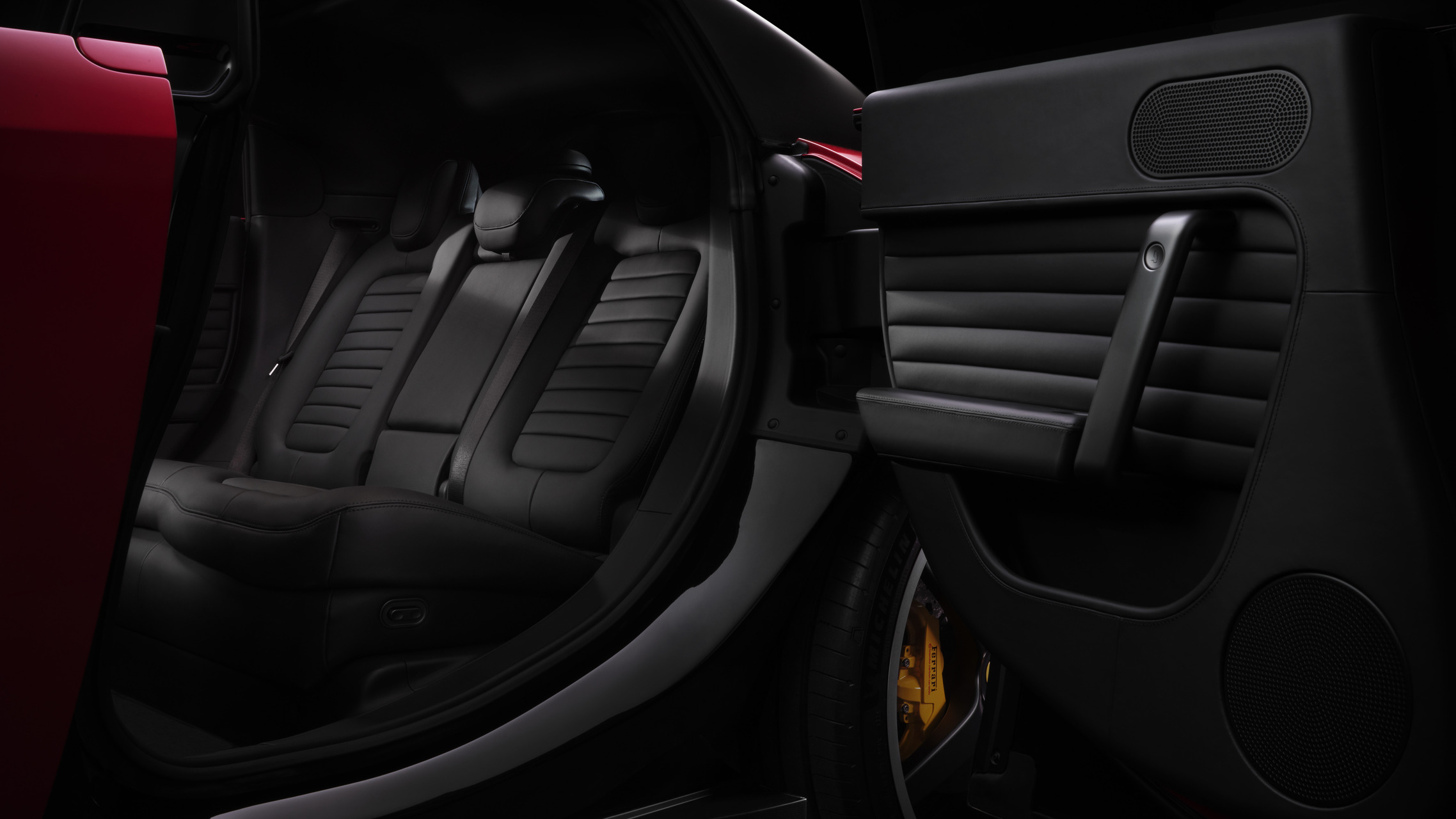 Ferrari Luce: ny elektrisk Ferrari med essentielle former, rummeligt interiør og avancerede digitale systemer, designet til at kombinere brandidentitet, innovation og hverdagsbrug