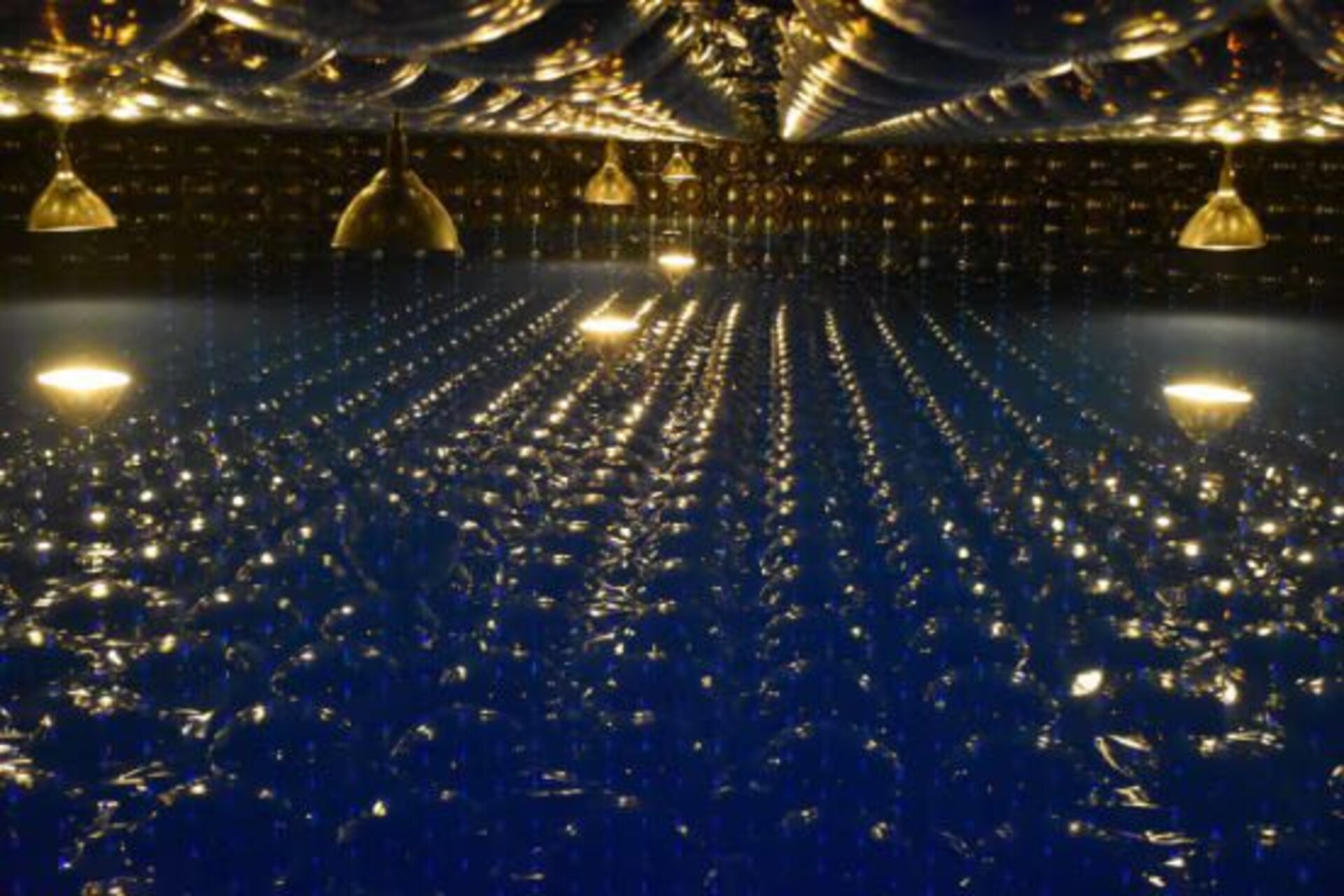 Hyper-Kamiokande: een neutrino-onderzoeksfaciliteit in Japan, uitgerust met ultrazuiver water, optische sensoren en ondergrondse tunnels om bijna onzichtbare deeltjes en kosmische verschijnselen te observeren.