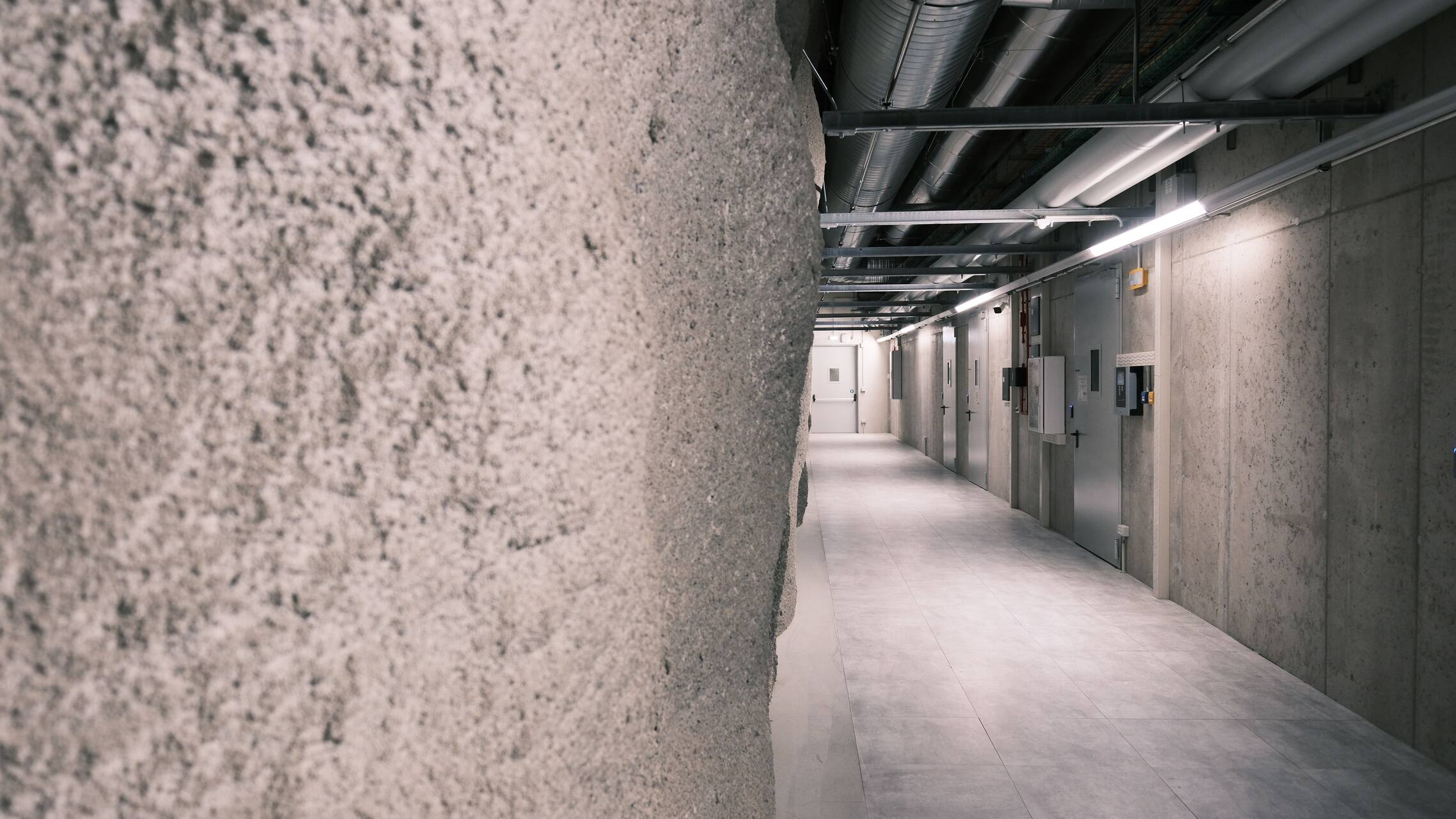 Val di Non: un centro de datos al pie de la montaña en medio de un entorno alpino, infraestructura digital, refrigeración natural, seguridad física de los datos, fibra óptica e innovación sostenible en el Trentino digital.