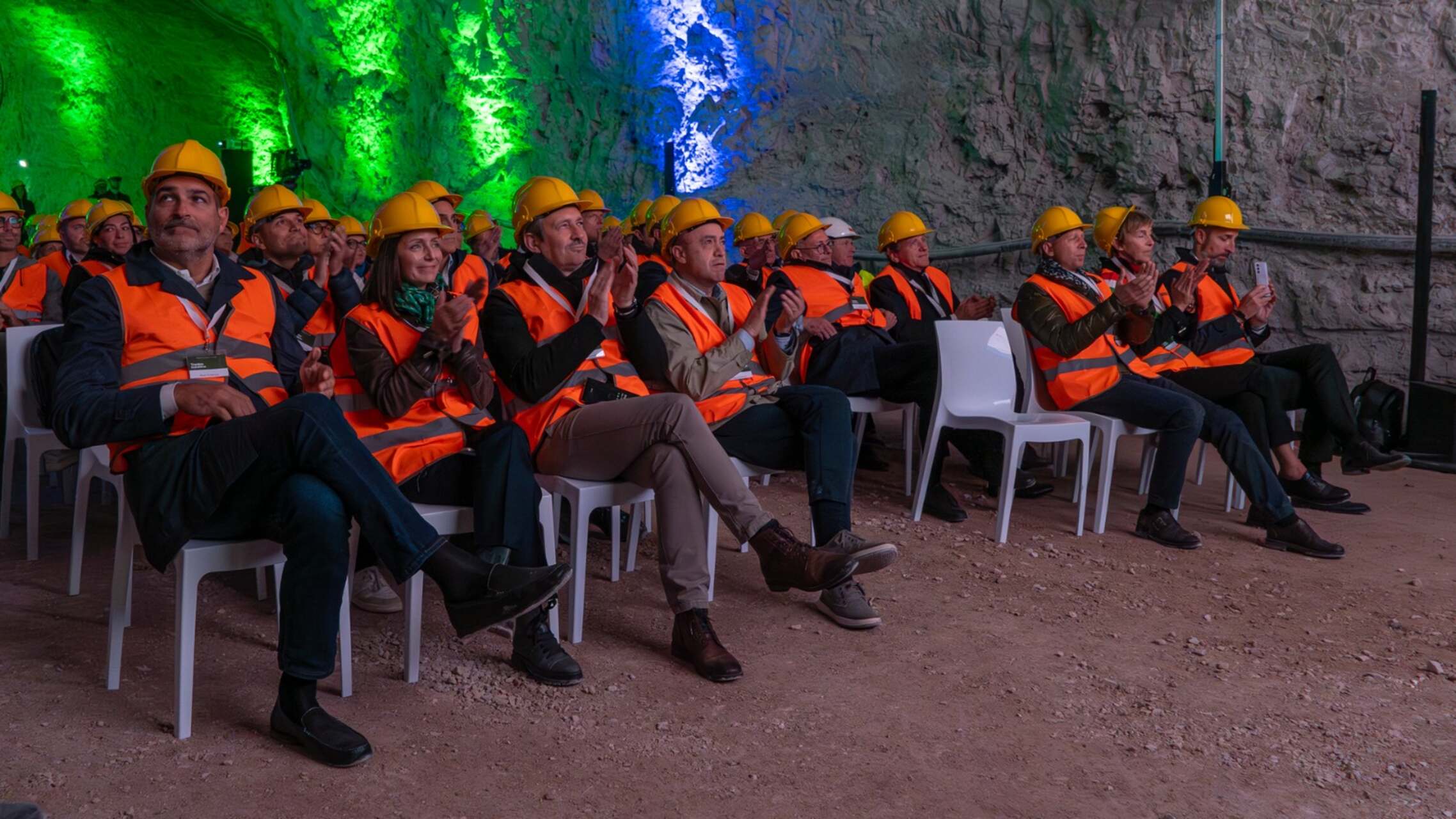 Val di Non: Un proyecto tecnológico en la mina Tassullo, que incluye un centro de datos, un campus ecológico, espacios subterráneos y soluciones para reducir el uso de terreno, energía y latencia en la gestión de datos digitales seguros y protegidos.