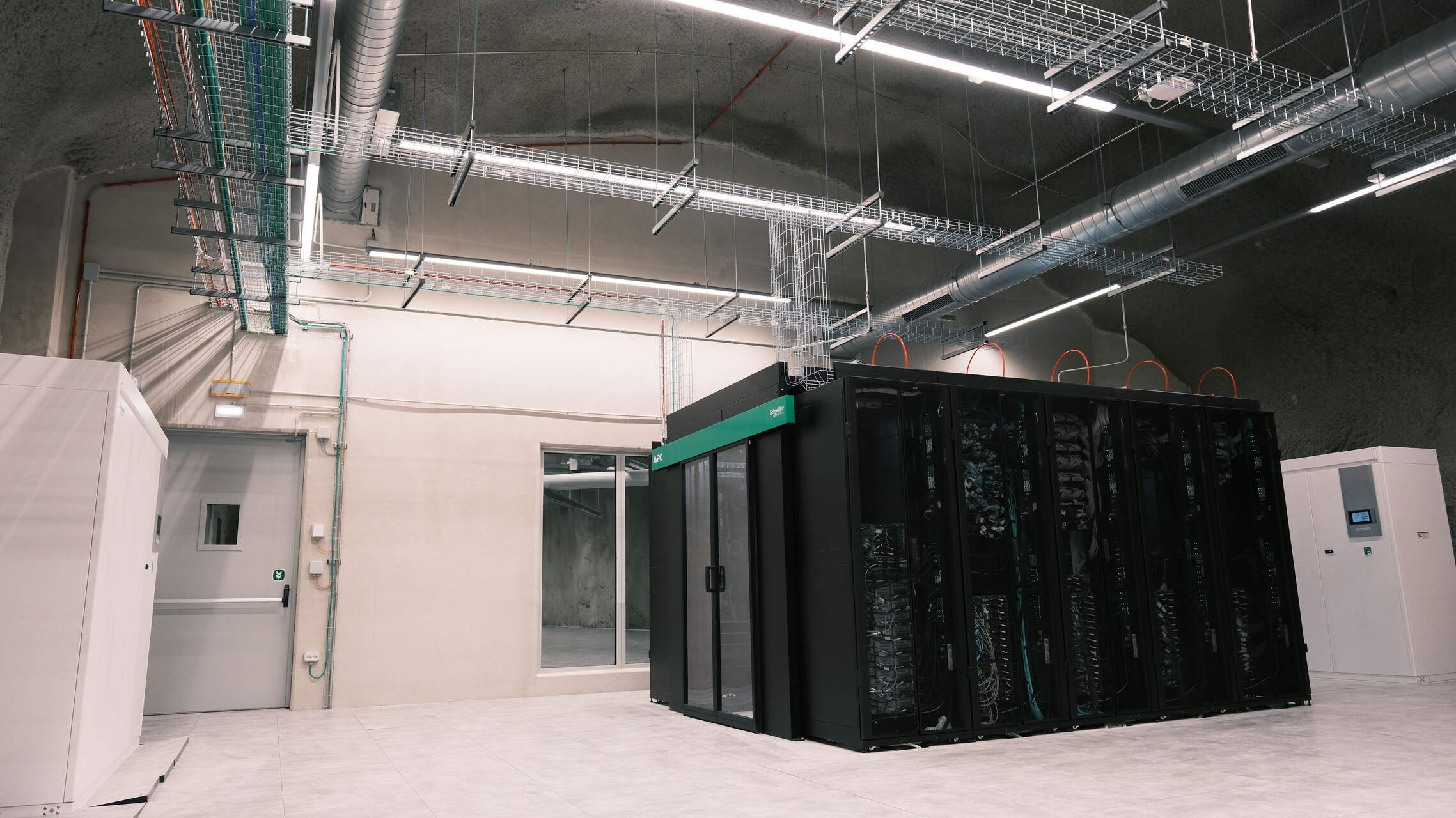 Val di Non: Un proyecto tecnológico en la mina Tassullo, que incluye un centro de datos, un campus ecológico, espacios subterráneos y soluciones para reducir el uso de terreno, energía y latencia en la gestión de datos digitales seguros y protegidos.