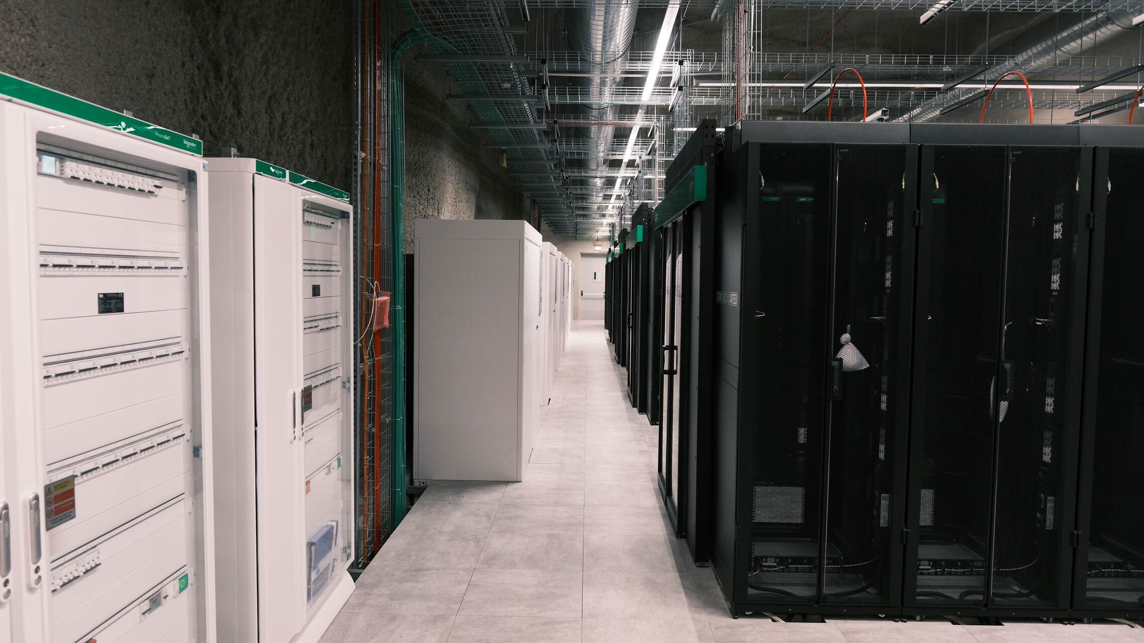 Val di Non: Un proyecto tecnológico en la mina Tassullo, que incluye un centro de datos, un campus ecológico, espacios subterráneos y soluciones para reducir el uso de terreno, energía y latencia en la gestión de datos digitales seguros y protegidos.
