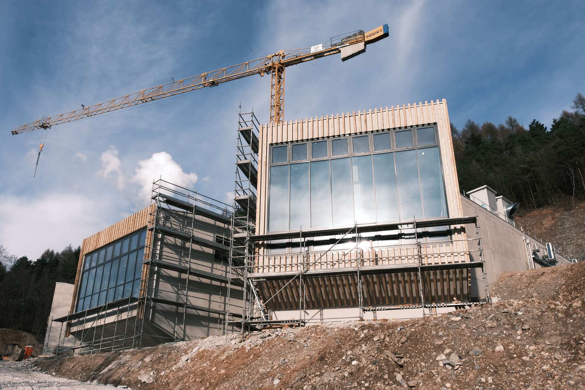Val di Non: centro de datos subterráneo en una mina activa entre roca dolomítica, computación perimetral, seguridad digital, eficiencia energética y el territorio alpino de Trentino orientado a la innovación local actual.