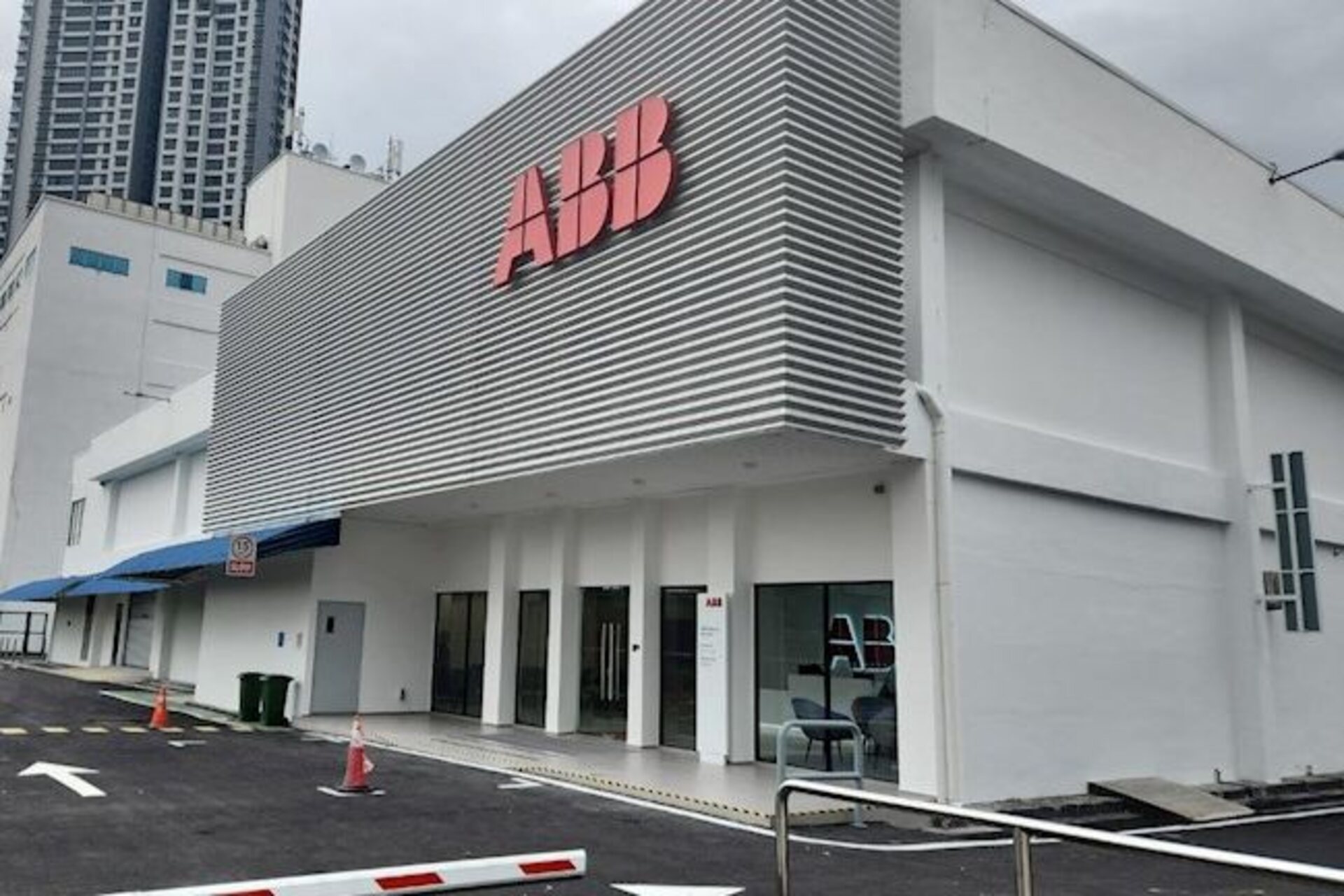 Новий демонстраційний простір ABB у Малайзії демонструє системи керування, захисту живлення та цифрової фабрики, що застосовуються в енергетиці, водопостачання, чіпах та безпечних стратегічних центрах обробки даних.