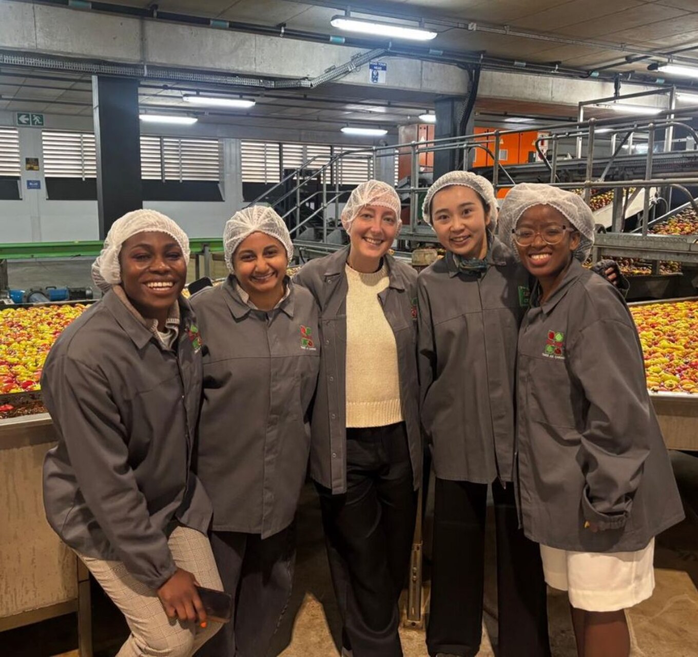 Zuid-Afrikaanse appels en peren: Appels, peren en kersen te midden van boomgaarden, op borden en in kratten roepen beelden op van wereldwijde toeleveringsketens, verpakkingen, traceerbaarheid en het concurrentievermogen van de Zuid-Afrikaanse landbouw op internationale markten.